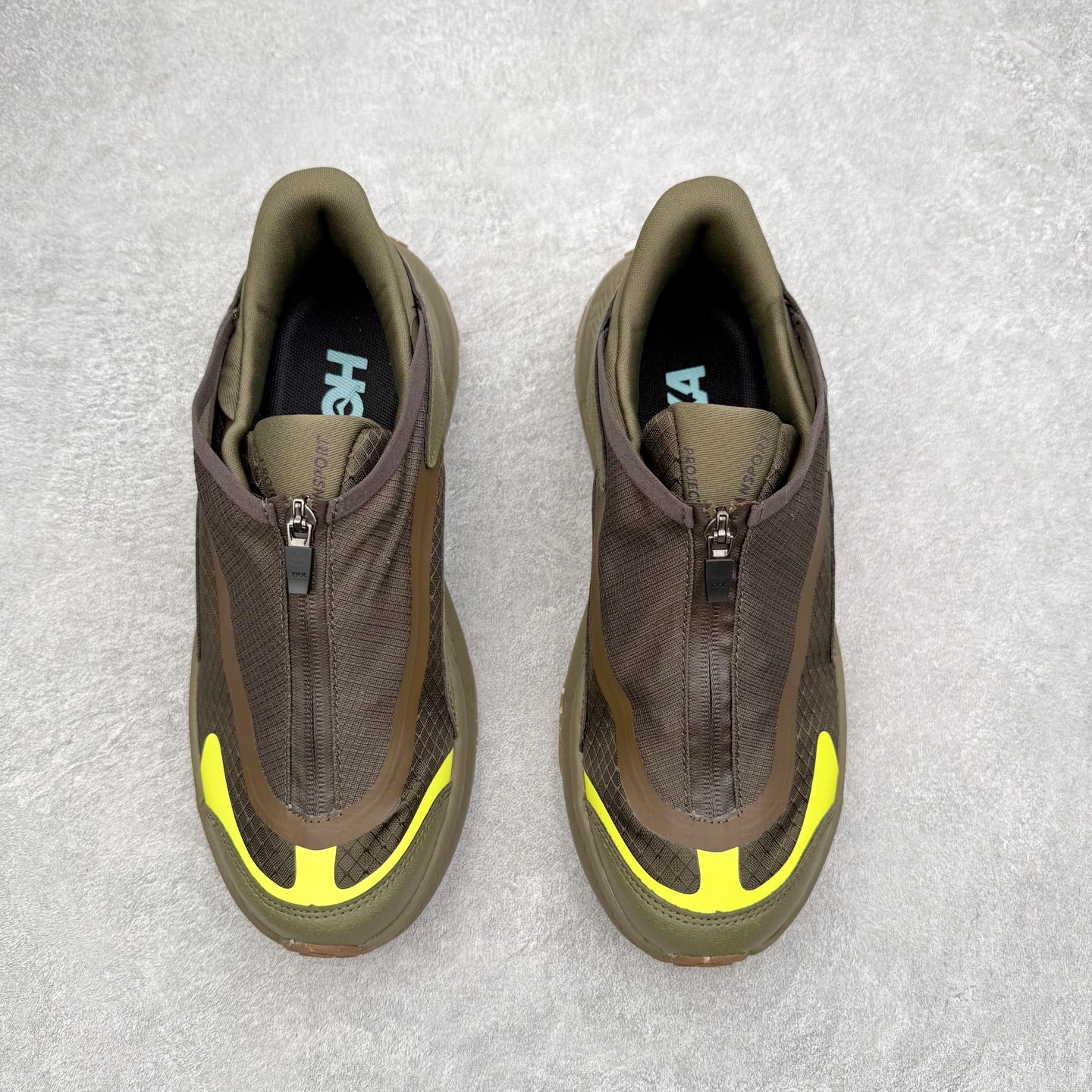 图片[2]-HOKA ONE ONE PROJECT TRANSPORT 舒适百搭防滑耐磨低帮生活休闲鞋 男女同款 HOKA ONE ONE是来自美国的跑步鞋知名品牌，创立于2009年，始终致力于为所有跑者提供更新、更好的跑步装备。相比常规跑鞋，HOKA ONE ONE特别研发使用性能独特的几何形跑鞋中底，此种鞋底更厚、更高、回弹性也更好，除了卓越的缓冲性能，它还能內各种阶段的跑者带来更具动感、更加稳定的跑步体验。HOKAONE ONE从设计之初就清楚意识到，要保证跑者步幅的均匀一致，双脚自然而然的运动至关重要。尺码：36 36.5 37.5 38 38.5 39 40 40.5 41 42 42.5 43 44 44.5 45-选品中心