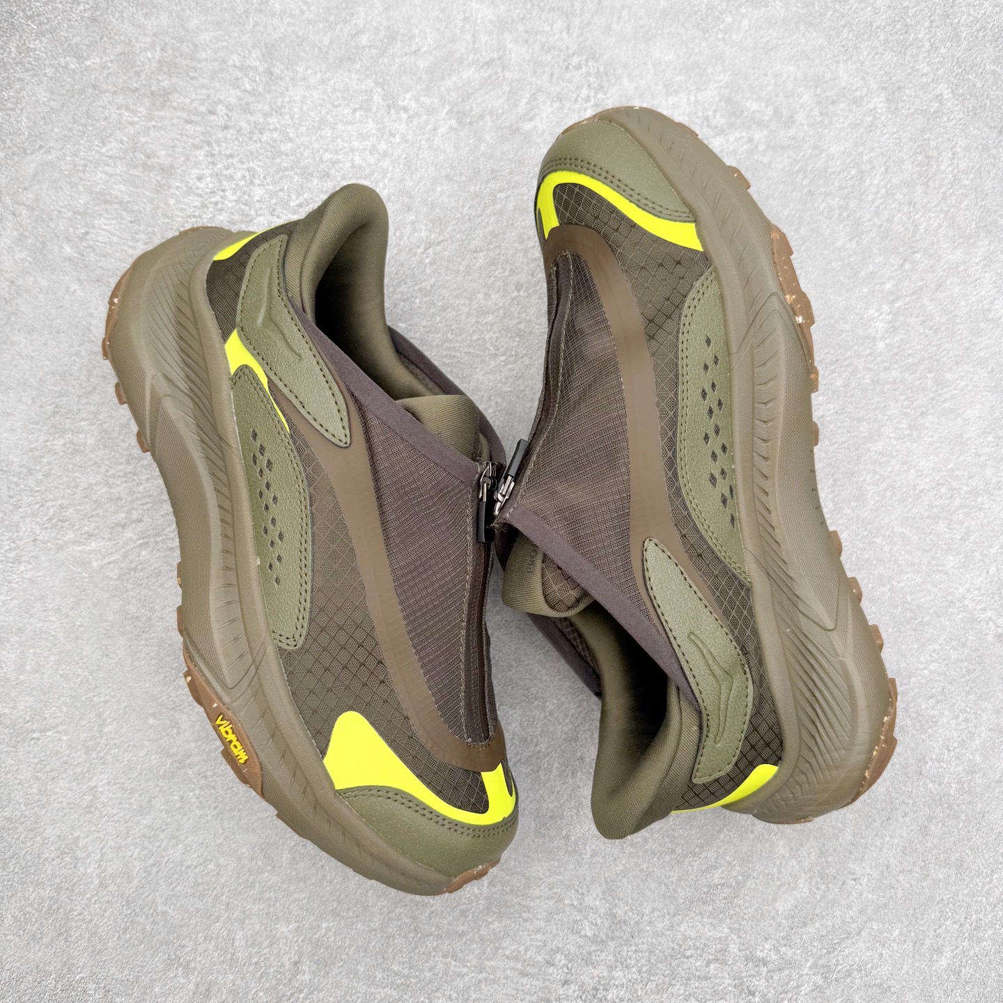 图片[3]-HOKA ONE ONE PROJECT TRANSPORT 舒适百搭防滑耐磨低帮生活休闲鞋 男女同款 HOKA ONE ONE是来自美国的跑步鞋知名品牌，创立于2009年，始终致力于为所有跑者提供更新、更好的跑步装备。相比常规跑鞋，HOKA ONE ONE特别研发使用性能独特的几何形跑鞋中底，此种鞋底更厚、更高、回弹性也更好，除了卓越的缓冲性能，它还能內各种阶段的跑者带来更具动感、更加稳定的跑步体验。HOKAONE ONE从设计之初就清楚意识到，要保证跑者步幅的均匀一致，双脚自然而然的运动至关重要。尺码：36 36.5 37.5 38 38.5 39 40 40.5 41 42 42.5 43 44 44.5 45-选品中心