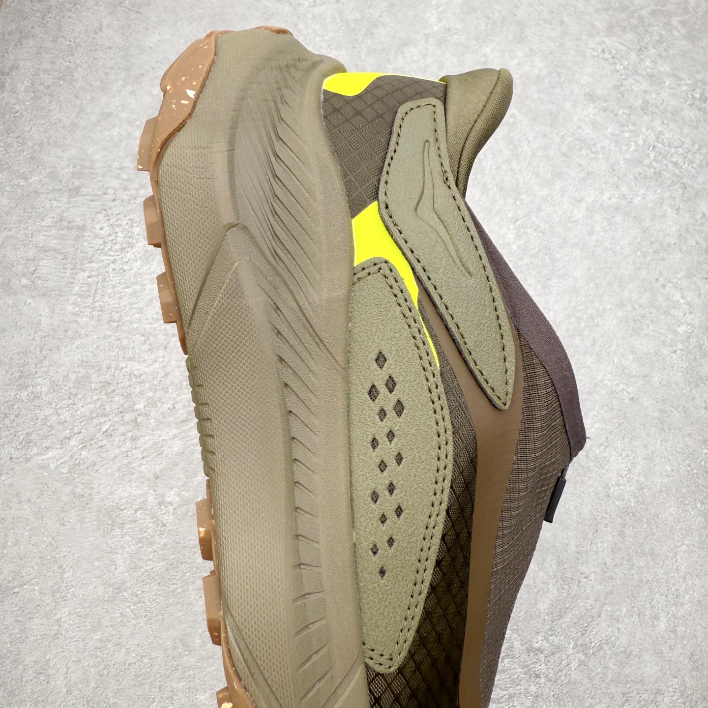 图片[6]-HOKA ONE ONE PROJECT TRANSPORT 舒适百搭防滑耐磨低帮生活休闲鞋 男女同款 HOKA ONE ONE是来自美国的跑步鞋知名品牌，创立于2009年，始终致力于为所有跑者提供更新、更好的跑步装备。相比常规跑鞋，HOKA ONE ONE特别研发使用性能独特的几何形跑鞋中底，此种鞋底更厚、更高、回弹性也更好，除了卓越的缓冲性能，它还能內各种阶段的跑者带来更具动感、更加稳定的跑步体验。HOKAONE ONE从设计之初就清楚意识到，要保证跑者步幅的均匀一致，双脚自然而然的运动至关重要。尺码：36 36.5 37.5 38 38.5 39 40 40.5 41 42 42.5 43 44 44.5 45-选品中心