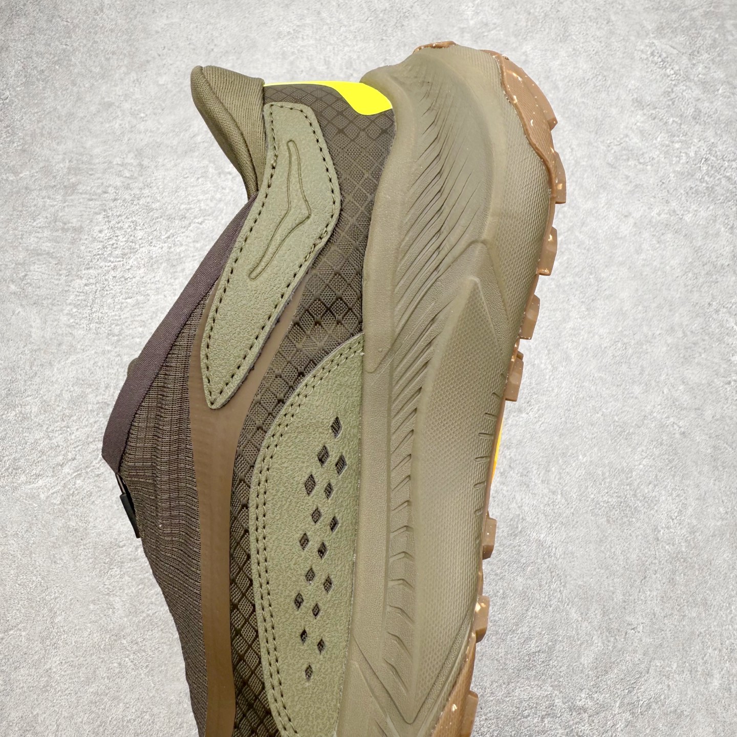 图片[7]-HOKA ONE ONE PROJECT TRANSPORT 舒适百搭防滑耐磨低帮生活休闲鞋 男女同款 HOKA ONE ONE是来自美国的跑步鞋知名品牌，创立于2009年，始终致力于为所有跑者提供更新、更好的跑步装备。相比常规跑鞋，HOKA ONE ONE特别研发使用性能独特的几何形跑鞋中底，此种鞋底更厚、更高、回弹性也更好，除了卓越的缓冲性能，它还能內各种阶段的跑者带来更具动感、更加稳定的跑步体验。HOKAONE ONE从设计之初就清楚意识到，要保证跑者步幅的均匀一致，双脚自然而然的运动至关重要。尺码：36 36.5 37.5 38 38.5 39 40 40.5 41 42 42.5 43 44 44.5 45-选品中心