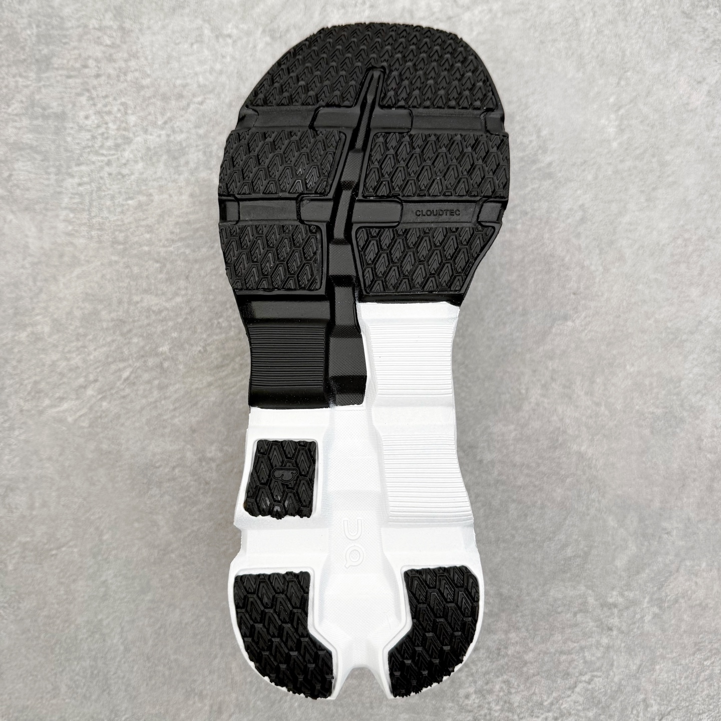 图片[9]-＃DT On昂跑 Cloudflyer 5 百搭舒适减震跑步鞋 此运动品牌 开创于2010年 缓震着陆、强效回弹、轻柔质感的设计构思始终是ON研制关键 与此同时基于“为全球提供革新性的跑步感受”信念 陆续推出了多款跑鞋及其以专业运动人体跑步工程学为设计关键的功能性跑步服饰设备 让跑者不费力气地畅快畅跑 尺码：36 36.5 37.5 38 38.5 39 40 40.5 41 42 42.5 43 44 44.5 45-选品中心