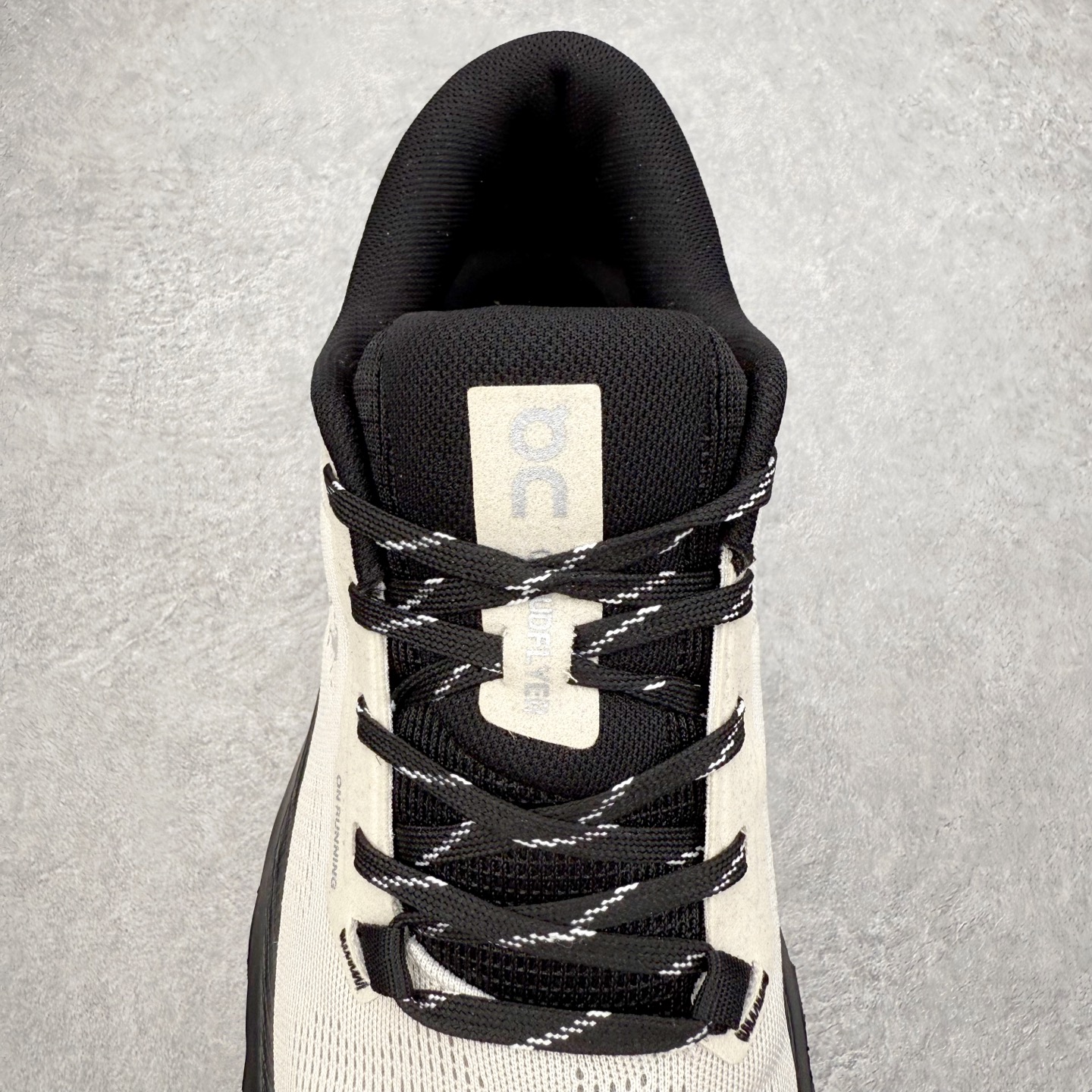 图片[5]-＃DT On昂跑 Cloudflyer 5 百搭舒适减震跑步鞋 此运动品牌 开创于2010年 缓震着陆、强效回弹、轻柔质感的设计构思始终是ON研制关键 与此同时基于“为全球提供革新性的跑步感受”信念 陆续推出了多款跑鞋及其以专业运动人体跑步工程学为设计关键的功能性跑步服饰设备 让跑者不费力气地畅快畅跑 尺码：36 36.5 37.5 38 38.5 39 40 40.5 41 42 42.5 43 44 44.5 45-选品中心