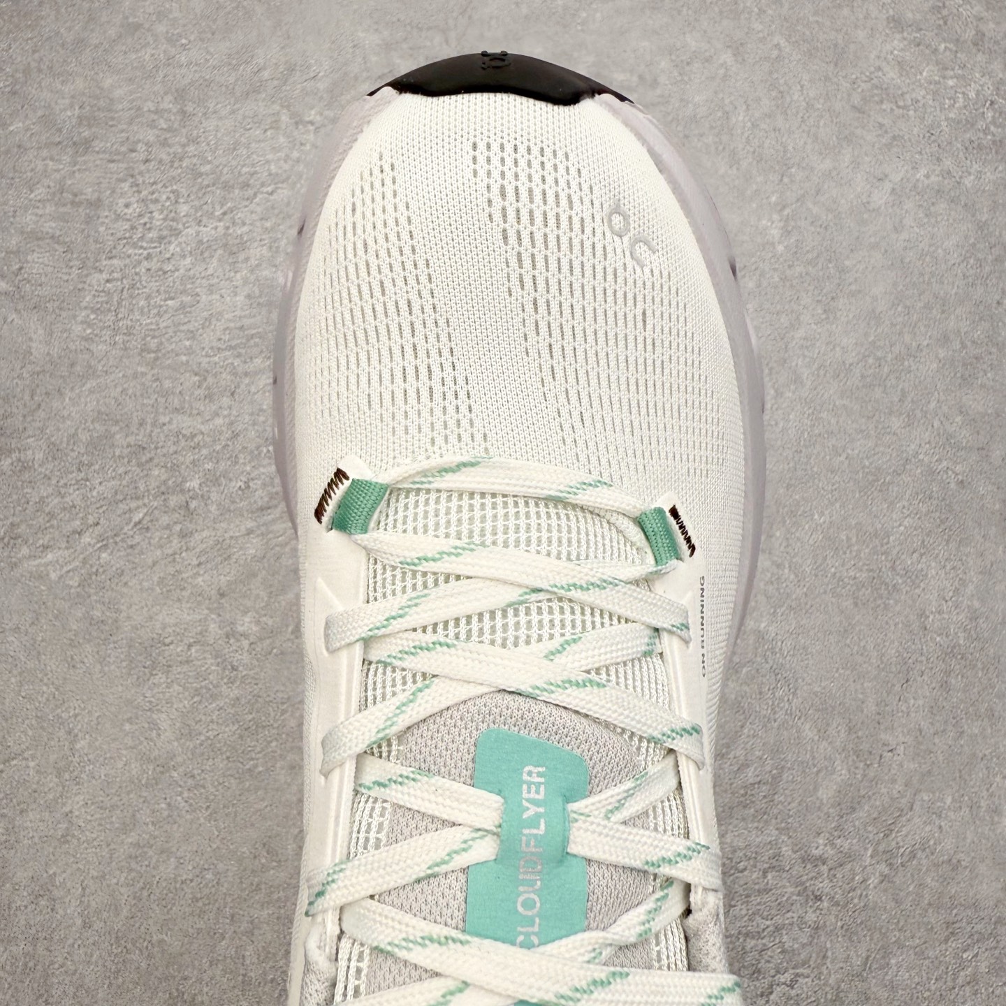 图片[4]-＃DT On昂跑 Cloudflyer 5 百搭舒适减震跑步鞋 此运动品牌 开创于2010年 缓震着陆、强效回弹、轻柔质感的设计构思始终是ON研制关键 与此同时基于“为全球提供革新性的跑步感受”信念 陆续推出了多款跑鞋及其以专业运动人体跑步工程学为设计关键的功能性跑步服饰设备 让跑者不费力气地畅快畅跑 尺码：36 36.5 37.5 38 38.5 39 40 40.5 41 42 42.5 43 44 44.5 45-选品中心