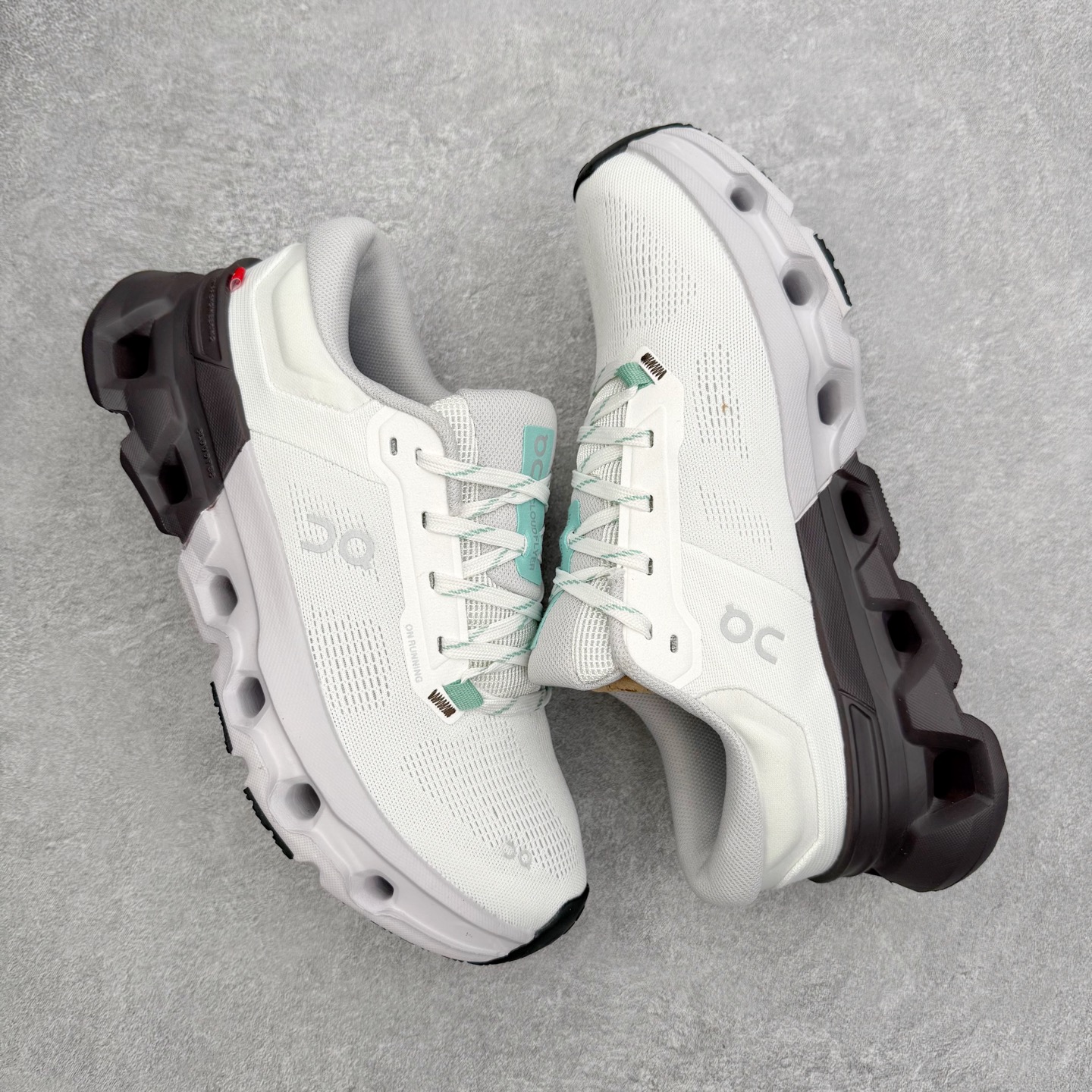 图片[3]-＃DT On昂跑 Cloudflyer 5 百搭舒适减震跑步鞋 此运动品牌 开创于2010年 缓震着陆、强效回弹、轻柔质感的设计构思始终是ON研制关键 与此同时基于“为全球提供革新性的跑步感受”信念 陆续推出了多款跑鞋及其以专业运动人体跑步工程学为设计关键的功能性跑步服饰设备 让跑者不费力气地畅快畅跑 尺码：36 36.5 37.5 38 38.5 39 40 40.5 41 42 42.5 43 44 44.5 45-选品中心