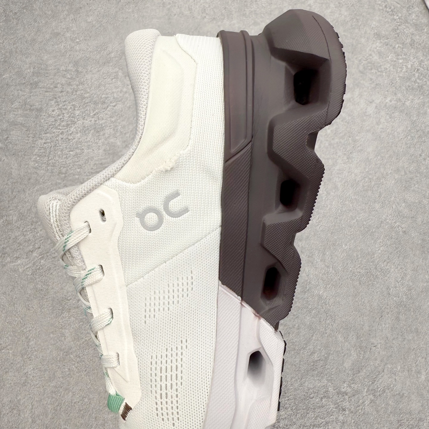 图片[7]-＃DT On昂跑 Cloudflyer 5 百搭舒适减震跑步鞋 此运动品牌 开创于2010年 缓震着陆、强效回弹、轻柔质感的设计构思始终是ON研制关键 与此同时基于“为全球提供革新性的跑步感受”信念 陆续推出了多款跑鞋及其以专业运动人体跑步工程学为设计关键的功能性跑步服饰设备 让跑者不费力气地畅快畅跑 尺码：36 36.5 37.5 38 38.5 39 40 40.5 41 42 42.5 43 44 44.5 45-选品中心