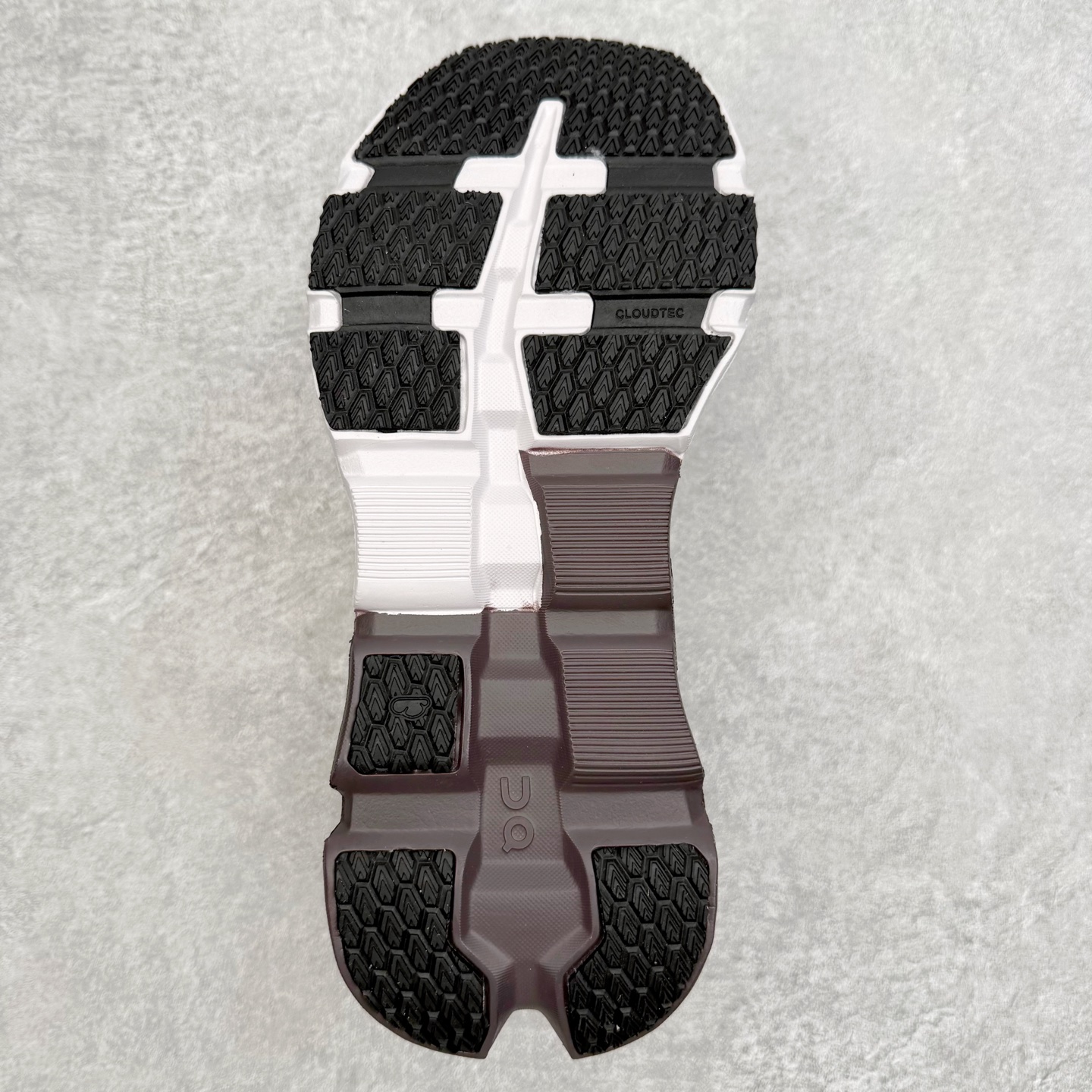 图片[9]-＃DT On昂跑 Cloudflyer 5 百搭舒适减震跑步鞋 此运动品牌 开创于2010年 缓震着陆、强效回弹、轻柔质感的设计构思始终是ON研制关键 与此同时基于“为全球提供革新性的跑步感受”信念 陆续推出了多款跑鞋及其以专业运动人体跑步工程学为设计关键的功能性跑步服饰设备 让跑者不费力气地畅快畅跑 尺码：36 36.5 37.5 38 38.5 39 40 40.5 41 42 42.5 43 44 44.5 45-选品中心