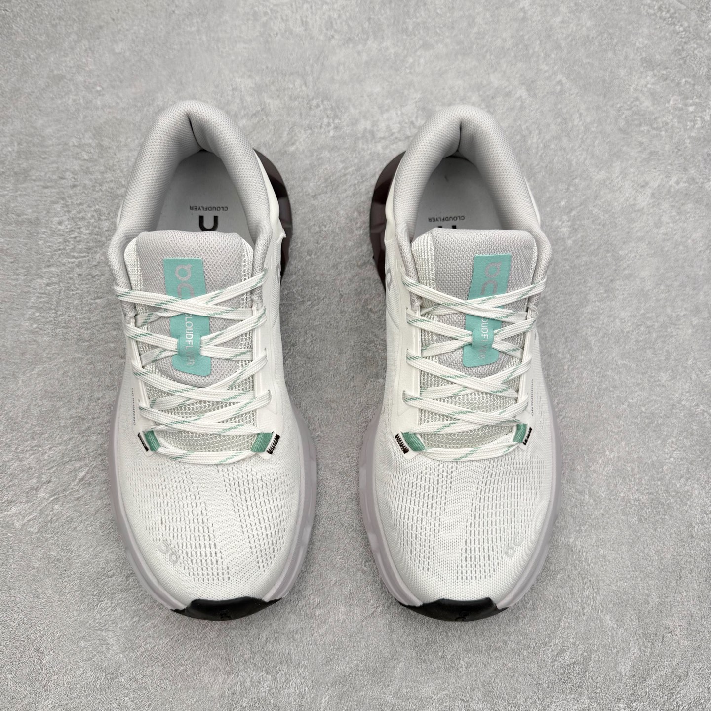 图片[2]-＃DT On昂跑 Cloudflyer 5 百搭舒适减震跑步鞋 此运动品牌 开创于2010年 缓震着陆、强效回弹、轻柔质感的设计构思始终是ON研制关键 与此同时基于“为全球提供革新性的跑步感受”信念 陆续推出了多款跑鞋及其以专业运动人体跑步工程学为设计关键的功能性跑步服饰设备 让跑者不费力气地畅快畅跑 尺码：36 36.5 37.5 38 38.5 39 40 40.5 41 42 42.5 43 44 44.5 45-选品中心