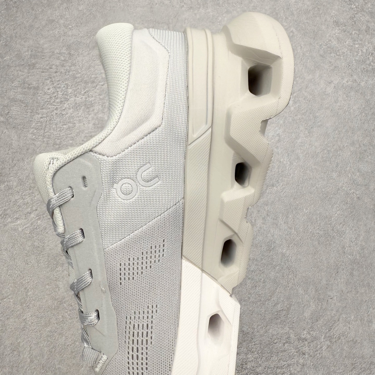 图片[7]-＃DT On昂跑 Cloudflyer 5 百搭舒适减震跑步鞋 此运动品牌 开创于2010年 缓震着陆、强效回弹、轻柔质感的设计构思始终是ON研制关键 与此同时基于“为全球提供革新性的跑步感受”信念 陆续推出了多款跑鞋及其以专业运动人体跑步工程学为设计关键的功能性跑步服饰设备 让跑者不费力气地畅快畅跑 尺码：36 36.5 37.5 38 38.5 39 40 40.5 41 42 42.5 43 44 44.5 45-选品中心