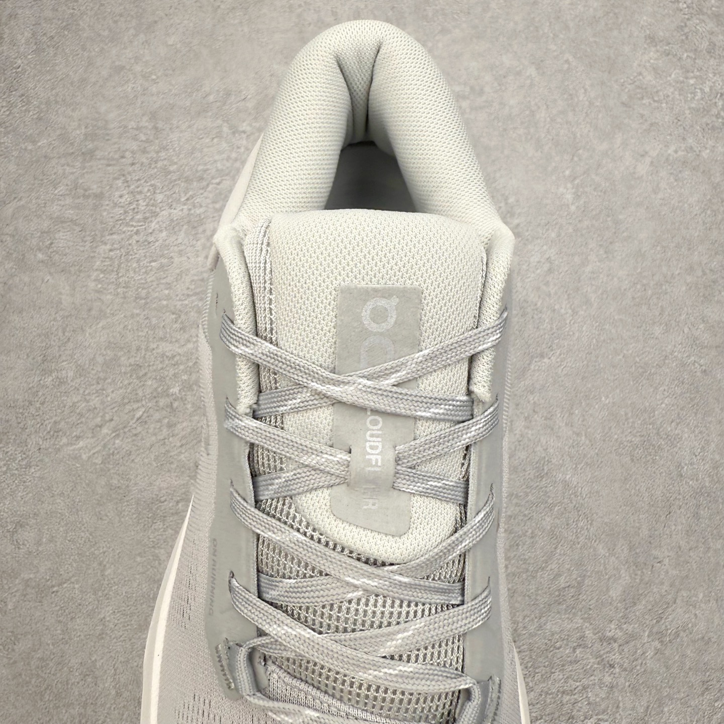 图片[5]-＃DT On昂跑 Cloudflyer 5 百搭舒适减震跑步鞋 此运动品牌 开创于2010年 缓震着陆、强效回弹、轻柔质感的设计构思始终是ON研制关键 与此同时基于“为全球提供革新性的跑步感受”信念 陆续推出了多款跑鞋及其以专业运动人体跑步工程学为设计关键的功能性跑步服饰设备 让跑者不费力气地畅快畅跑 尺码：36 36.5 37.5 38 38.5 39 40 40.5 41 42 42.5 43 44 44.5 45-选品中心