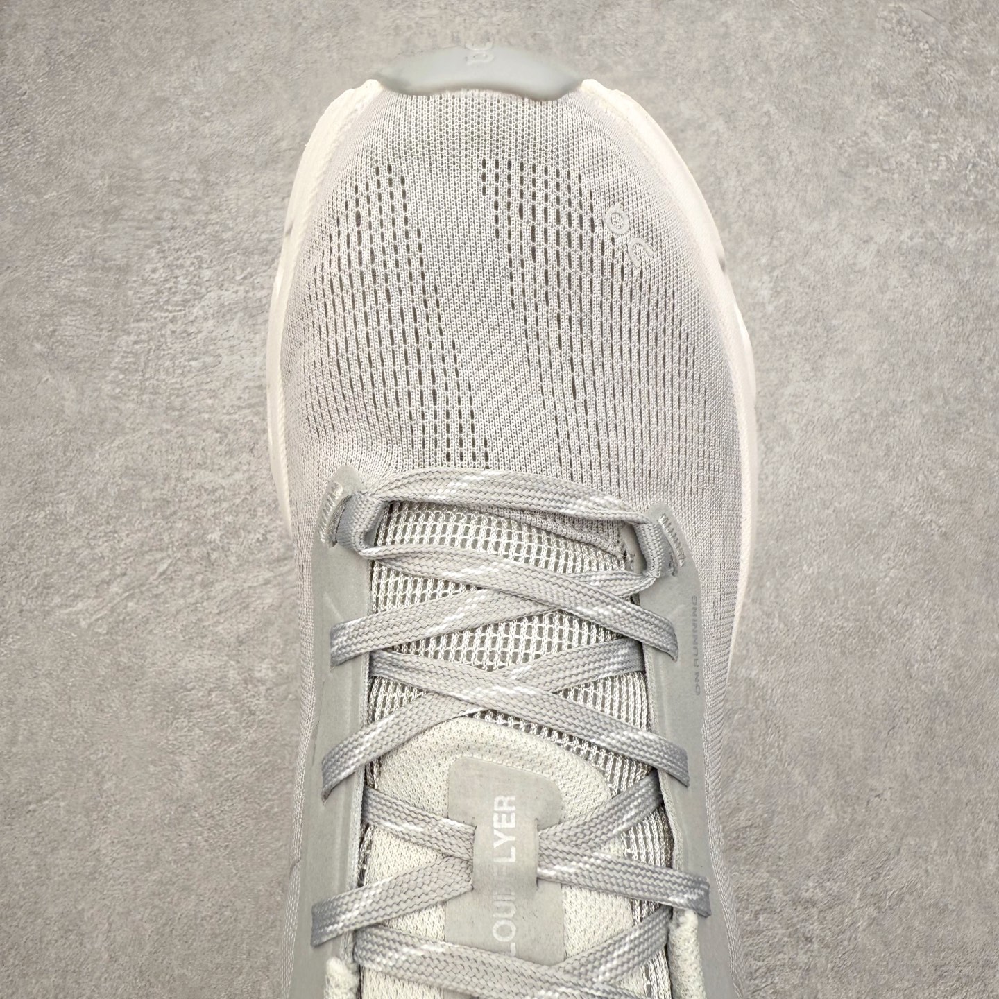 图片[4]-＃DT On昂跑 Cloudflyer 5 百搭舒适减震跑步鞋 此运动品牌 开创于2010年 缓震着陆、强效回弹、轻柔质感的设计构思始终是ON研制关键 与此同时基于“为全球提供革新性的跑步感受”信念 陆续推出了多款跑鞋及其以专业运动人体跑步工程学为设计关键的功能性跑步服饰设备 让跑者不费力气地畅快畅跑 尺码：36 36.5 37.5 38 38.5 39 40 40.5 41 42 42.5 43 44 44.5 45-选品中心