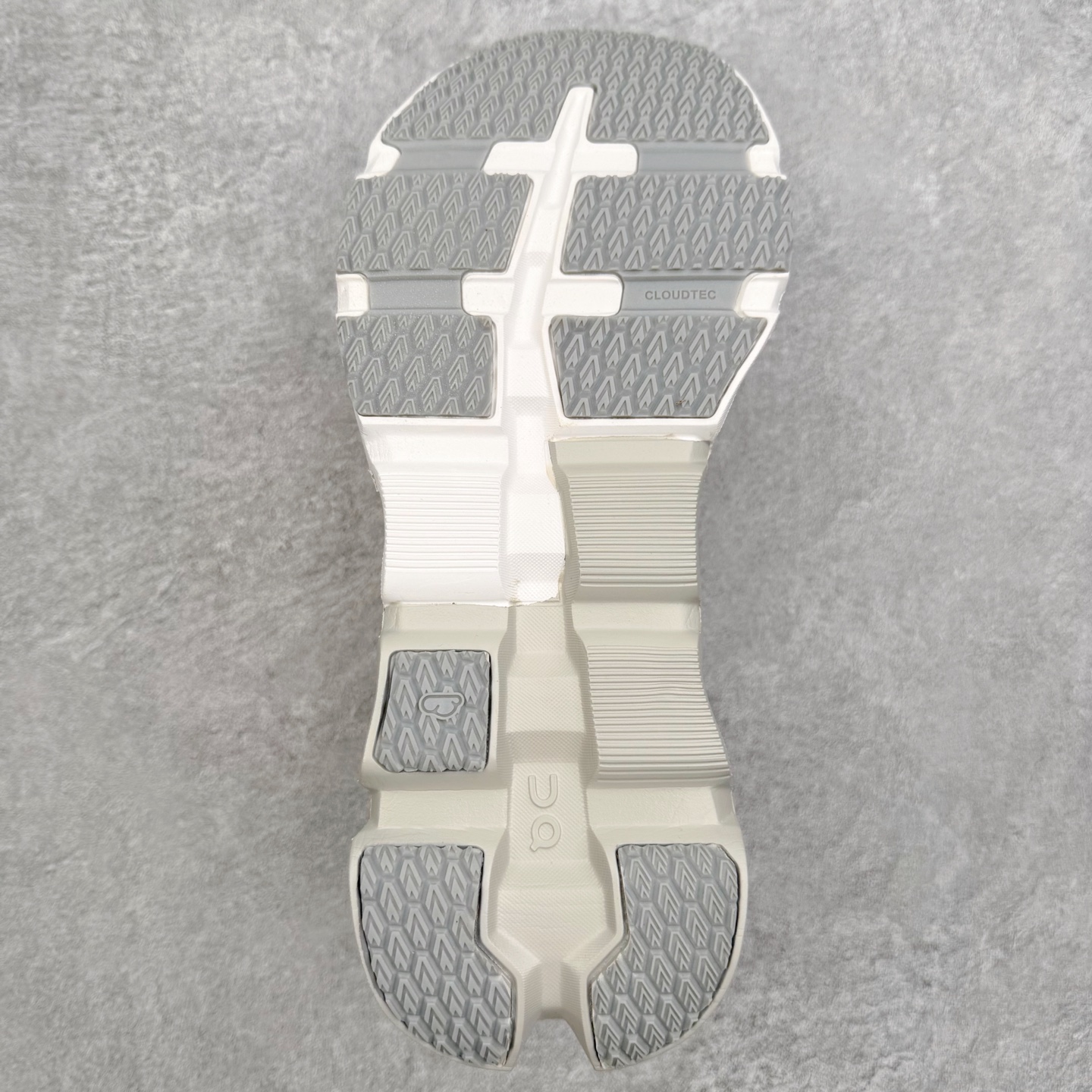 图片[9]-＃DT On昂跑 Cloudflyer 5 百搭舒适减震跑步鞋 此运动品牌 开创于2010年 缓震着陆、强效回弹、轻柔质感的设计构思始终是ON研制关键 与此同时基于“为全球提供革新性的跑步感受”信念 陆续推出了多款跑鞋及其以专业运动人体跑步工程学为设计关键的功能性跑步服饰设备 让跑者不费力气地畅快畅跑 尺码：36 36.5 37.5 38 38.5 39 40 40.5 41 42 42.5 43 44 44.5 45-选品中心