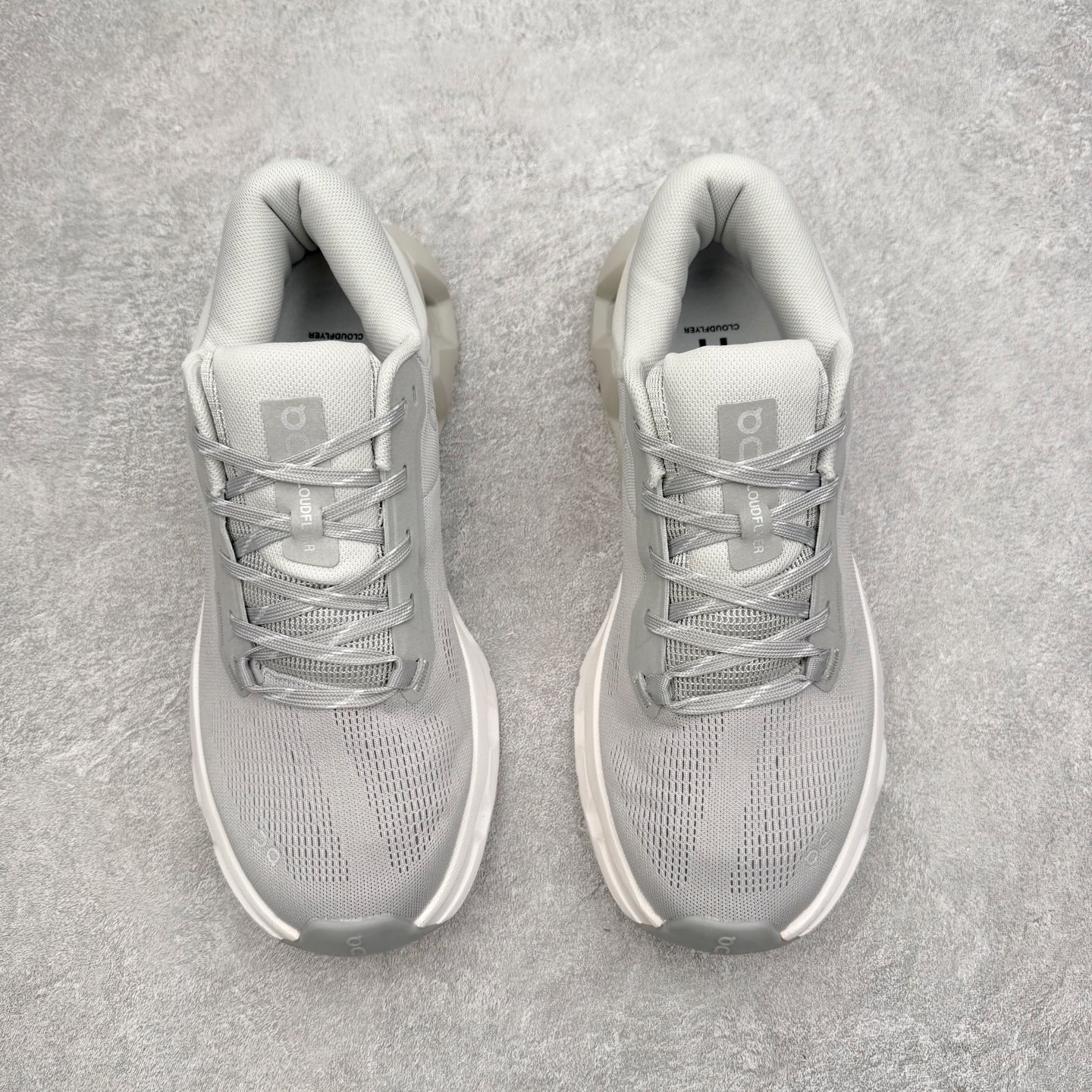 图片[2]-＃DT On昂跑 Cloudflyer 5 百搭舒适减震跑步鞋 此运动品牌 开创于2010年 缓震着陆、强效回弹、轻柔质感的设计构思始终是ON研制关键 与此同时基于“为全球提供革新性的跑步感受”信念 陆续推出了多款跑鞋及其以专业运动人体跑步工程学为设计关键的功能性跑步服饰设备 让跑者不费力气地畅快畅跑 尺码：36 36.5 37.5 38 38.5 39 40 40.5 41 42 42.5 43 44 44.5 45-选品中心