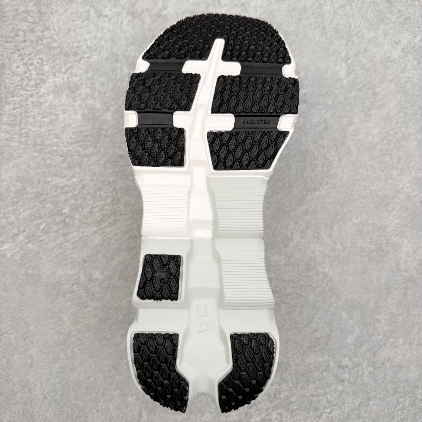 图片[9]-＃DT On昂跑 Cloudflyer 5 百搭舒适减震跑步鞋 此运动品牌 开创于2010年 缓震着陆、强效回弹、轻柔质感的设计构思始终是ON研制关键 与此同时基于“为全球提供革新性的跑步感受”信念 陆续推出了多款跑鞋及其以专业运动人体跑步工程学为设计关键的功能性跑步服饰设备 让跑者不费力气地畅快畅跑 尺码：36 36.5 37.5 38 38.5 39 40 40.5 41 42 42.5 43 44 44.5 45-选品中心