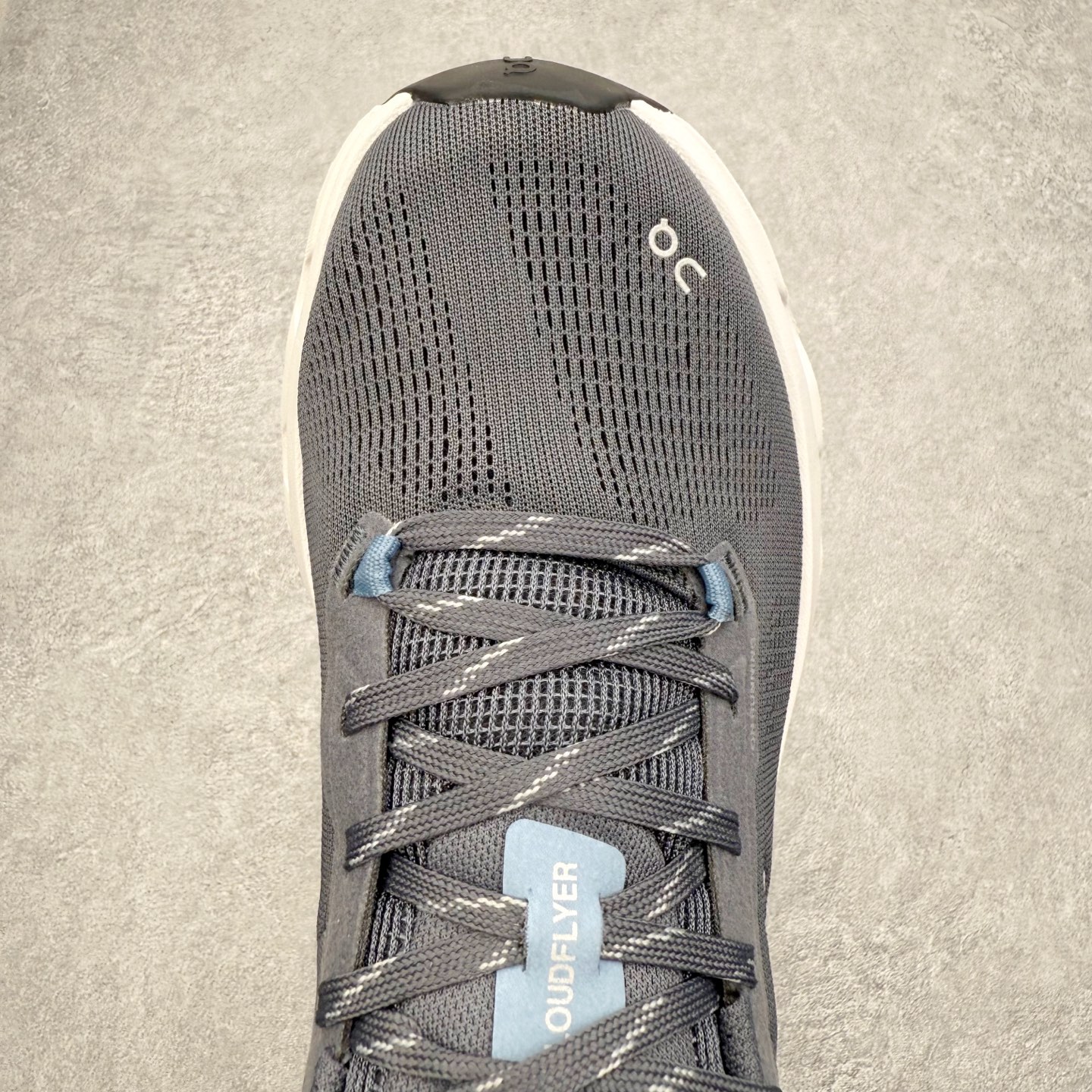 图片[4]-＃DT On昂跑 Cloudflyer 5 百搭舒适减震跑步鞋 此运动品牌 开创于2010年 缓震着陆、强效回弹、轻柔质感的设计构思始终是ON研制关键 与此同时基于“为全球提供革新性的跑步感受”信念 陆续推出了多款跑鞋及其以专业运动人体跑步工程学为设计关键的功能性跑步服饰设备 让跑者不费力气地畅快畅跑 尺码：36 36.5 37.5 38 38.5 39 40 40.5 41 42 42.5 43 44 44.5 45-选品中心