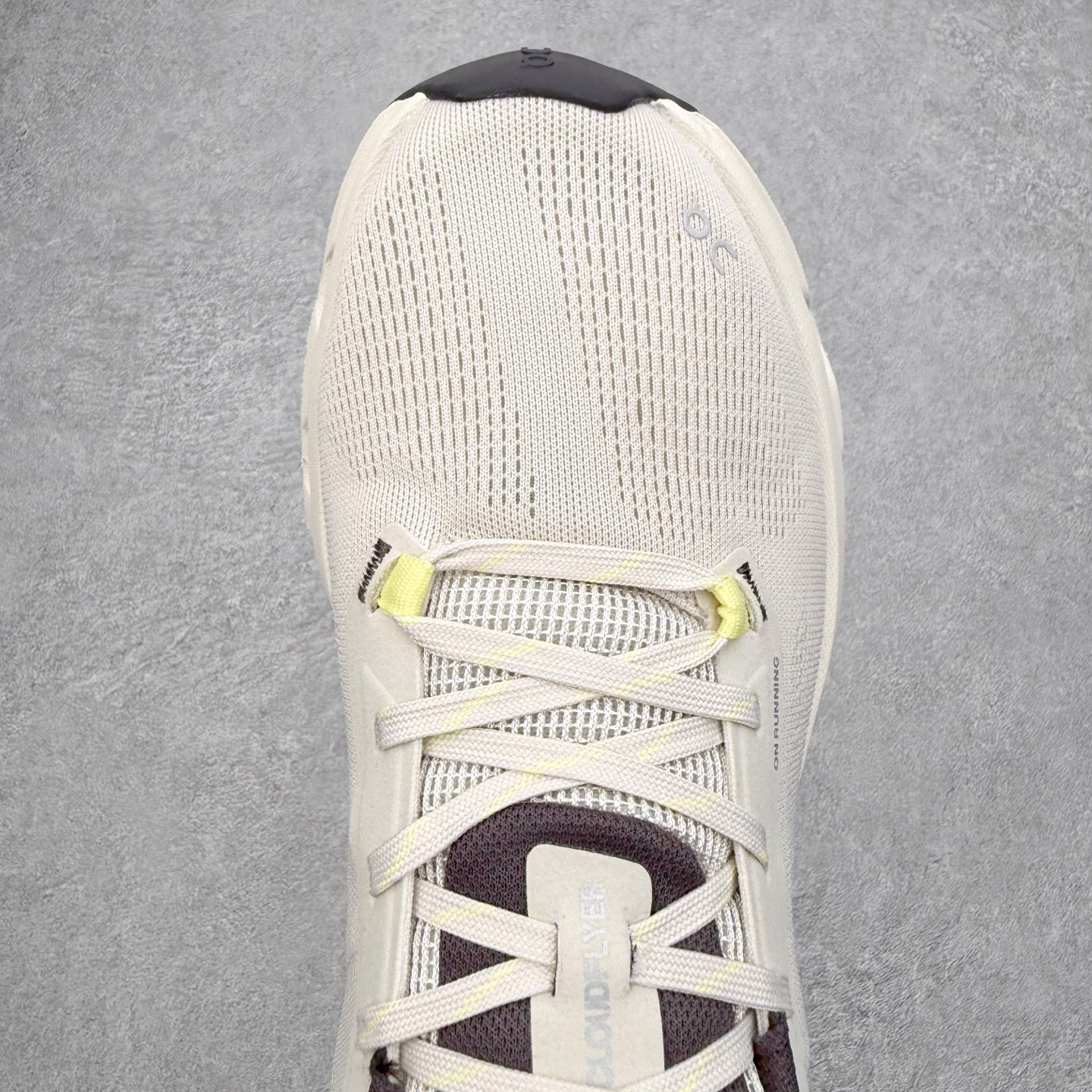 图片[4]-＃DT On昂跑 Cloudflyer 5 百搭舒适减震跑步鞋 此运动品牌 开创于2010年 缓震着陆、强效回弹、轻柔质感的设计构思始终是ON研制关键 与此同时基于“为全球提供革新性的跑步感受”信念 陆续推出了多款跑鞋及其以专业运动人体跑步工程学为设计关键的功能性跑步服饰设备 让跑者不费力气地畅快畅跑 尺码：36 36.5 37.5 38 38.5 39 40 40.5 41 42 42.5 43 44 44.5 45-选品中心