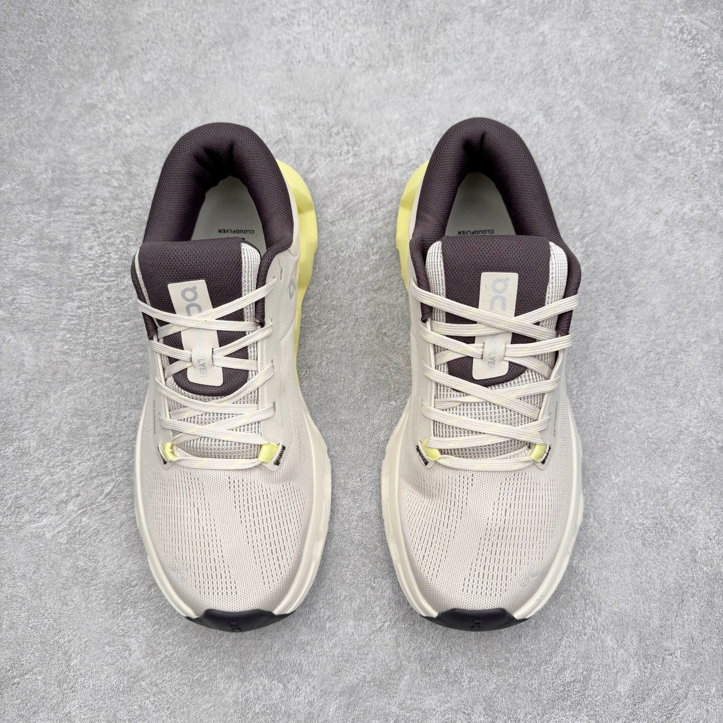 图片[2]-＃DT On昂跑 Cloudflyer 5 百搭舒适减震跑步鞋 此运动品牌 开创于2010年 缓震着陆、强效回弹、轻柔质感的设计构思始终是ON研制关键 与此同时基于“为全球提供革新性的跑步感受”信念 陆续推出了多款跑鞋及其以专业运动人体跑步工程学为设计关键的功能性跑步服饰设备 让跑者不费力气地畅快畅跑 尺码：36 36.5 37.5 38 38.5 39 40 40.5 41 42 42.5 43 44 44.5 45-选品中心