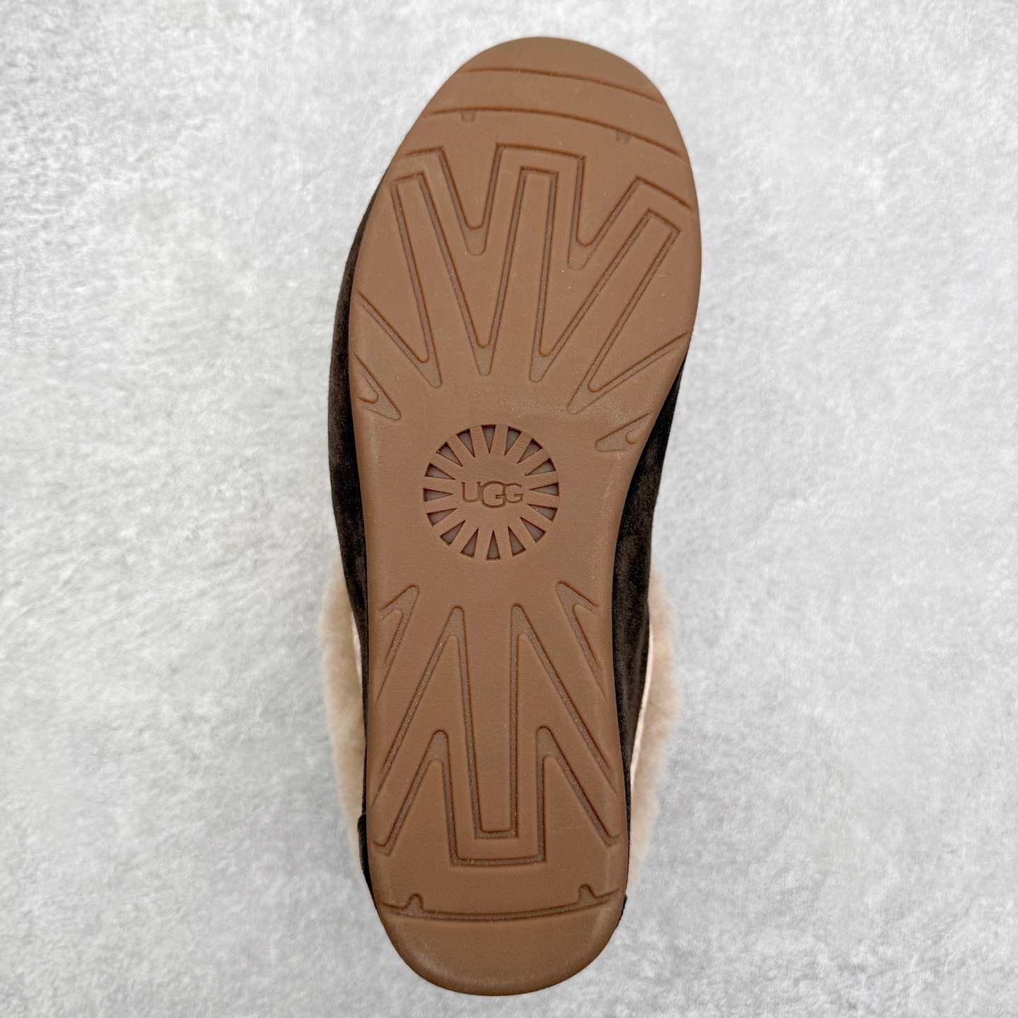 图片[9]-UGG 1391 秋冬羊皮毛一体雪地靴 全鞋采用ZP同厂 隆丰A级澳洲进口羊皮毛一体 品牌代工厂生产线 完全遵循ZP工艺流程 代工厂原厂版师 秉承无原鞋不开发选择 注重每一处细节 市面最正版型 TREADLITE\\\”轻翼\\\”科技外底 轻便/耐用/柔韧/桩型【售后郑重承诺】一个月内若出现重大脱胶/断底等质量问题 直接为您换新！尺码：35 36 37 38 39 40-选品中心