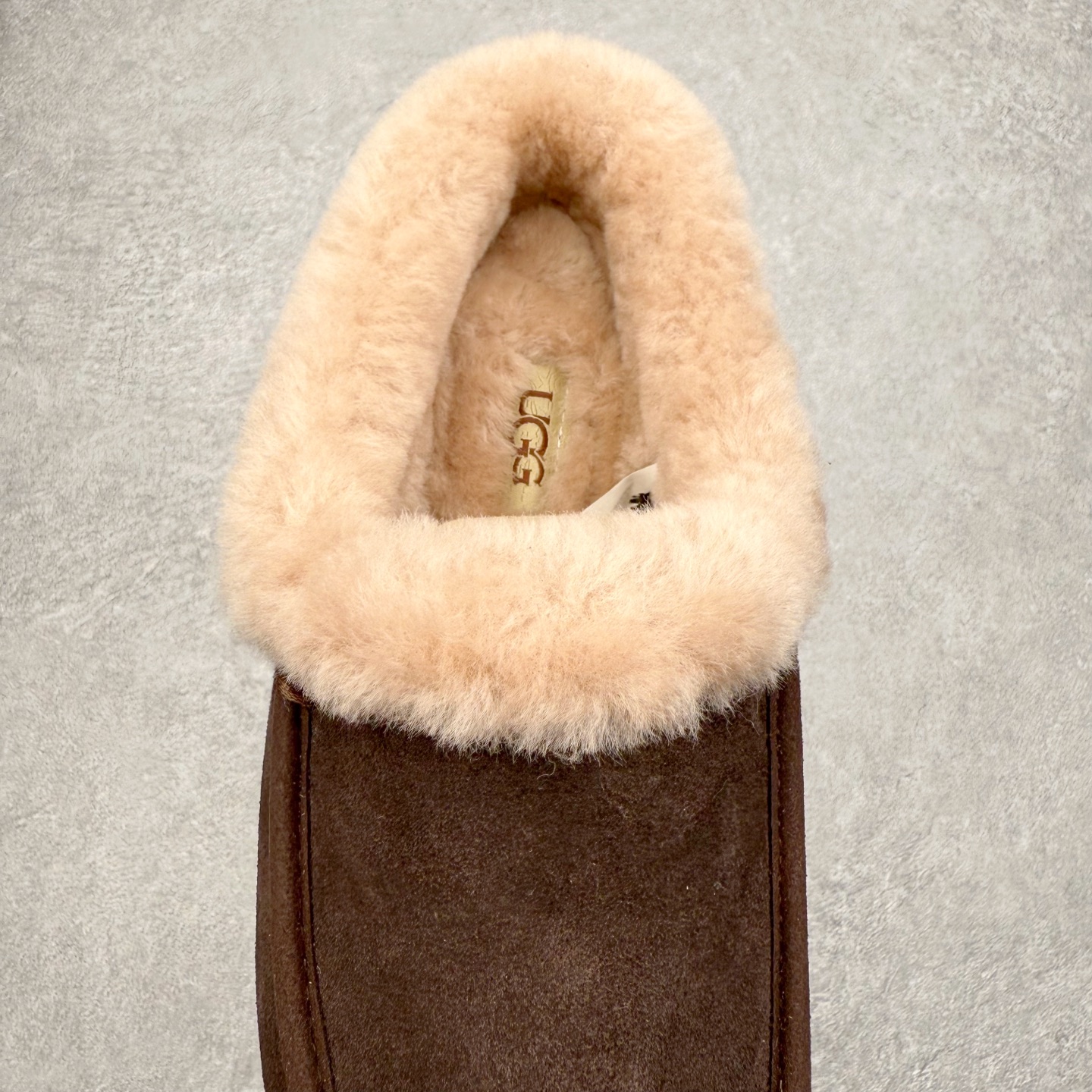 图片[5]-UGG 1391 秋冬羊皮毛一体雪地靴 全鞋采用ZP同厂 隆丰A级澳洲进口羊皮毛一体 品牌代工厂生产线 完全遵循ZP工艺流程 代工厂原厂版师 秉承无原鞋不开发选择 注重每一处细节 市面最正版型 TREADLITE\\\”轻翼\\\”科技外底 轻便/耐用/柔韧/桩型【售后郑重承诺】一个月内若出现重大脱胶/断底等质量问题 直接为您换新！尺码：35 36 37 38 39 40-选品中心