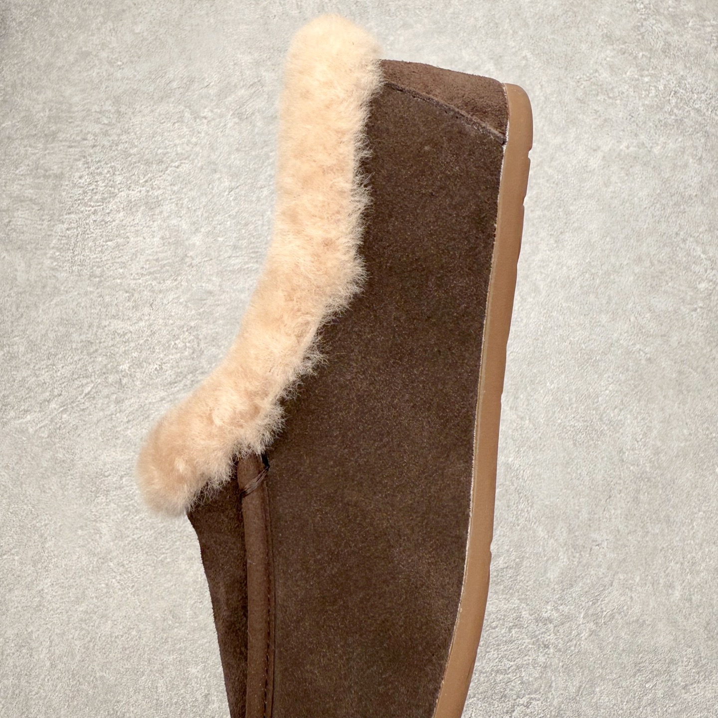 图片[7]-UGG 1391 秋冬羊皮毛一体雪地靴 全鞋采用ZP同厂 隆丰A级澳洲进口羊皮毛一体 品牌代工厂生产线 完全遵循ZP工艺流程 代工厂原厂版师 秉承无原鞋不开发选择 注重每一处细节 市面最正版型 TREADLITE\\\”轻翼\\\”科技外底 轻便/耐用/柔韧/桩型【售后郑重承诺】一个月内若出现重大脱胶/断底等质量问题 直接为您换新！尺码：35 36 37 38 39 40-选品中心