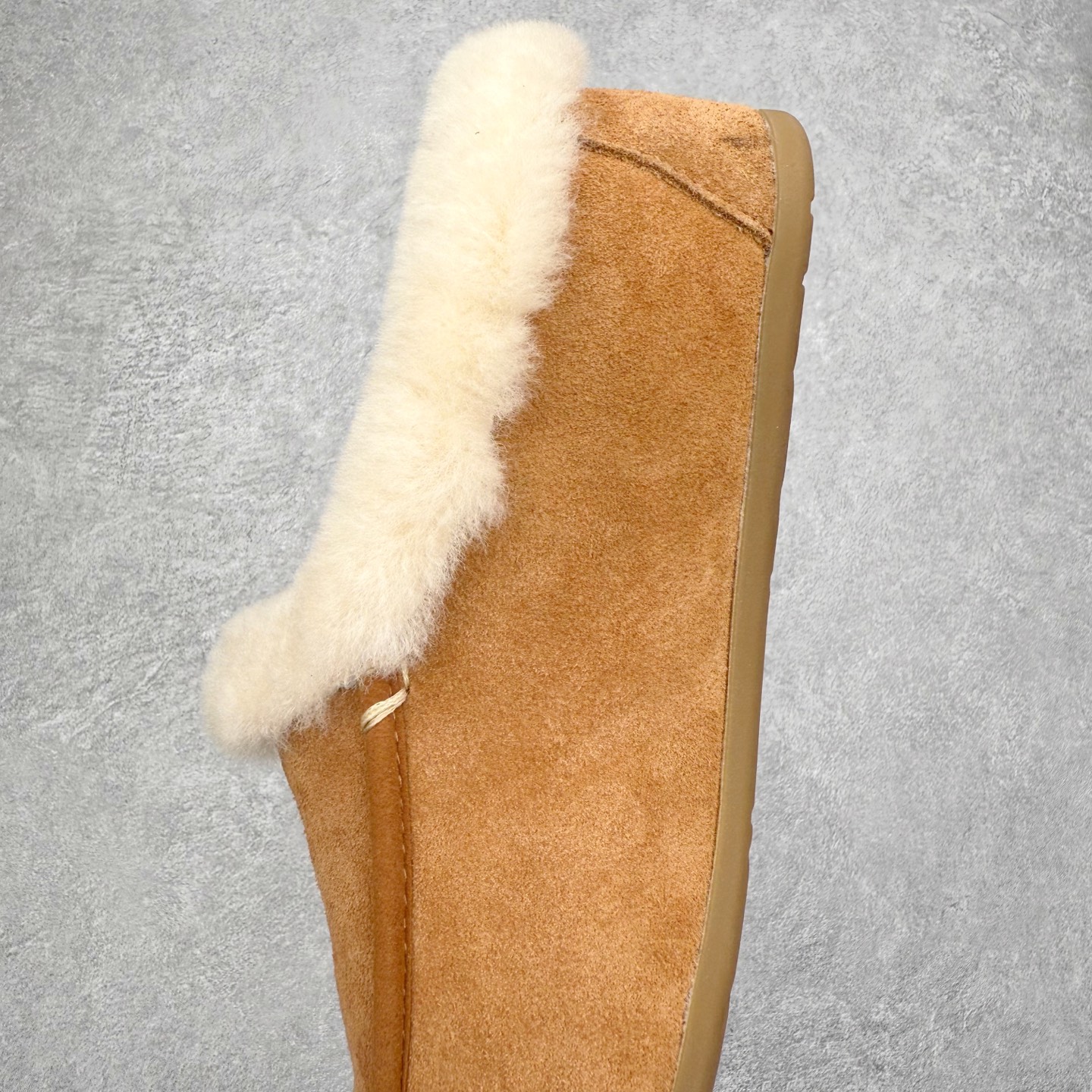 图片[7]-UGG 1391 秋冬羊皮毛一体雪地靴 全鞋采用ZP同厂 隆丰A级澳洲进口羊皮毛一体 品牌代工厂生产线 完全遵循ZP工艺流程 代工厂原厂版师 秉承无原鞋不开发选择 注重每一处细节 市面最正版型 TREADLITE\\\”轻翼\\\”科技外底 轻便/耐用/柔韧/桩型【售后郑重承诺】一个月内若出现重大脱胶/断底等质量问题 直接为您换新！尺码：35 36 37 38 39 40-选品中心