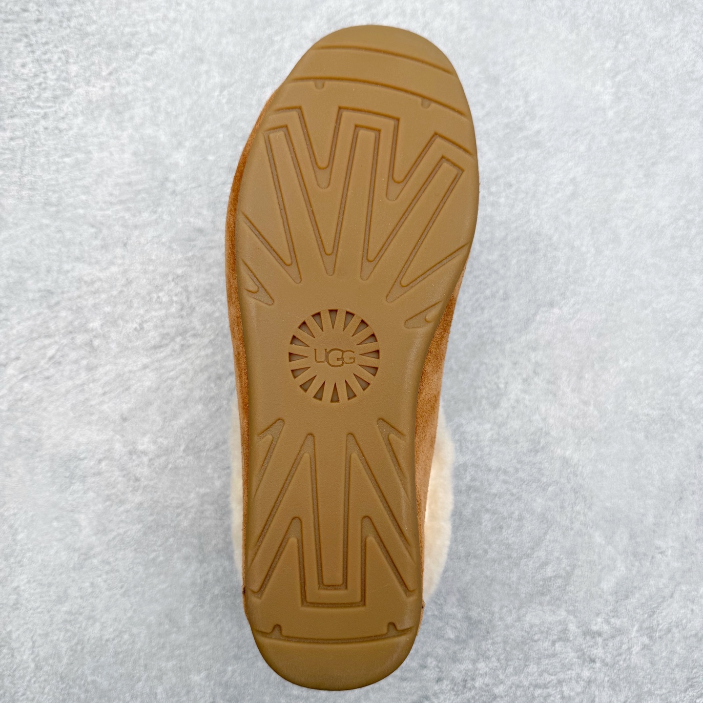 图片[9]-UGG 1391 秋冬羊皮毛一体雪地靴 全鞋采用ZP同厂 隆丰A级澳洲进口羊皮毛一体 品牌代工厂生产线 完全遵循ZP工艺流程 代工厂原厂版师 秉承无原鞋不开发选择 注重每一处细节 市面最正版型 TREADLITE\\\”轻翼\\\”科技外底 轻便/耐用/柔韧/桩型【售后郑重承诺】一个月内若出现重大脱胶/断底等质量问题 直接为您换新！尺码：35 36 37 38 39 40-选品中心