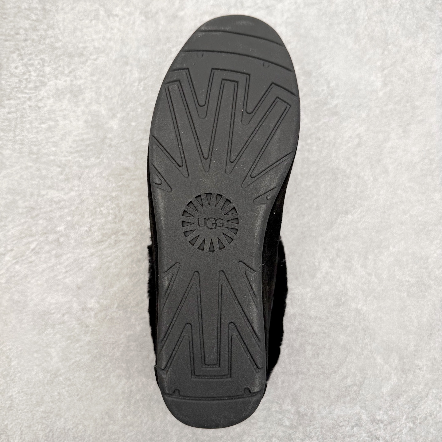 图片[9]-UGG 1391 秋冬羊皮毛一体雪地靴 全鞋采用ZP同厂 隆丰A级澳洲进口羊皮毛一体 品牌代工厂生产线 完全遵循ZP工艺流程 代工厂原厂版师 秉承无原鞋不开发选择 注重每一处细节 市面最正版型 TREADLITE\\\”轻翼\\\”科技外底 轻便/耐用/柔韧/桩型【售后郑重承诺】一个月内若出现重大脱胶/断底等质量问题 直接为您换新！尺码：35 36 37 38 39 40-选品中心