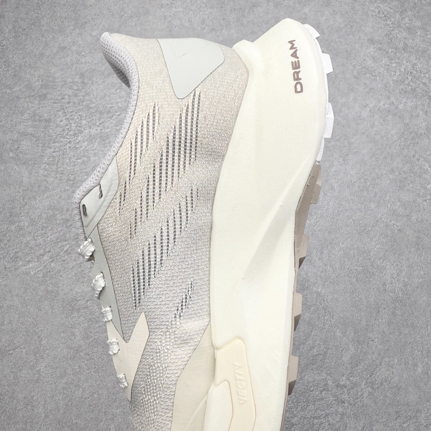 图片[7]-THE NORTH FACE 北面防滑耐磨防水低帮户外功能鞋 有许多相当专业的户外爱好者 非常关心像是越野跑、专业登山鞋等一系列的户外鞋款开箱 本次介绍比较不一样的休闲机能鞋 带来登山朋友爱用的户外品牌北面The North Face的休闲系列徒步鞋款介绍，希望能提供大家于生活与轻旅行的不同选择。不少户外运动爱好者喜欢的专业登山品牌（北面）The North Face自1966年创立，由两位热爱登山徒步的年轻登山者于美西旧金山开创，不断透过研发与创新，并且将最先进的技术结合在服装与鞋款设计，生产多种外型帅气且专业能力非常强的户外服饰，备受欢迎。户外版有许多相当专业的户外爱好者，非常关心像是越野跑、专业登山鞋等一系列的户外鞋款开箱，本次介绍比较不一样的休闲机能鞋，带来登山朋友爱用的户外品牌北面The North Face的休闲系列徒步鞋款介绍，希望能提供大家于生活与轻旅行的不同选择。此鞋并非归类在专业登山鞋家族中，而是以高性价比、适合日常训练作为主推卖点，对登山初学的朋友来说，这双鞋耐磨与耐穿程度更是入手的绝佳理由，但是对进阶登山者而言，此鞋可能无法战胜难度更高的徒步登山路线。脚感与登山靴的稳健非常不一样，也不是越野跑鞋的野性、更非慢跑鞋的敏捷，个人觉得此鞋足感非常独特，XtraFoam中底的泡沫材质非常柔软，即使没有鞋带系统辅助，但是EXTS外底抓地系统底纹够深，每一步都十分平稳。尺码：39 40 40.5 41 42 42.5 43 44 44.5 45-选品中心