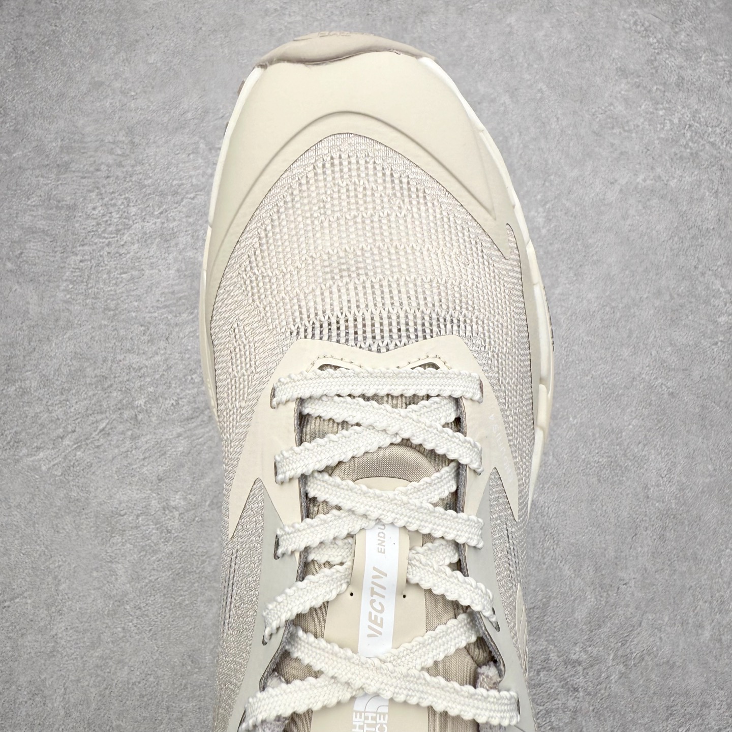 图片[4]-THE NORTH FACE 北面防滑耐磨防水低帮户外功能鞋 有许多相当专业的户外爱好者 非常关心像是越野跑、专业登山鞋等一系列的户外鞋款开箱 本次介绍比较不一样的休闲机能鞋 带来登山朋友爱用的户外品牌北面The North Face的休闲系列徒步鞋款介绍，希望能提供大家于生活与轻旅行的不同选择。不少户外运动爱好者喜欢的专业登山品牌（北面）The North Face自1966年创立，由两位热爱登山徒步的年轻登山者于美西旧金山开创，不断透过研发与创新，并且将最先进的技术结合在服装与鞋款设计，生产多种外型帅气且专业能力非常强的户外服饰，备受欢迎。户外版有许多相当专业的户外爱好者，非常关心像是越野跑、专业登山鞋等一系列的户外鞋款开箱，本次介绍比较不一样的休闲机能鞋，带来登山朋友爱用的户外品牌北面The North Face的休闲系列徒步鞋款介绍，希望能提供大家于生活与轻旅行的不同选择。此鞋并非归类在专业登山鞋家族中，而是以高性价比、适合日常训练作为主推卖点，对登山初学的朋友来说，这双鞋耐磨与耐穿程度更是入手的绝佳理由，但是对进阶登山者而言，此鞋可能无法战胜难度更高的徒步登山路线。脚感与登山靴的稳健非常不一样，也不是越野跑鞋的野性、更非慢跑鞋的敏捷，个人觉得此鞋足感非常独特，XtraFoam中底的泡沫材质非常柔软，即使没有鞋带系统辅助，但是EXTS外底抓地系统底纹够深，每一步都十分平稳。尺码：39 40 40.5 41 42 42.5 43 44 44.5 45-选品中心