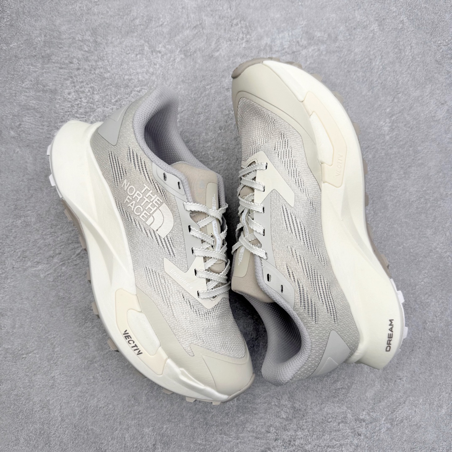 图片[3]-THE NORTH FACE 北面防滑耐磨防水低帮户外功能鞋 有许多相当专业的户外爱好者 非常关心像是越野跑、专业登山鞋等一系列的户外鞋款开箱 本次介绍比较不一样的休闲机能鞋 带来登山朋友爱用的户外品牌北面The North Face的休闲系列徒步鞋款介绍，希望能提供大家于生活与轻旅行的不同选择。不少户外运动爱好者喜欢的专业登山品牌（北面）The North Face自1966年创立，由两位热爱登山徒步的年轻登山者于美西旧金山开创，不断透过研发与创新，并且将最先进的技术结合在服装与鞋款设计，生产多种外型帅气且专业能力非常强的户外服饰，备受欢迎。户外版有许多相当专业的户外爱好者，非常关心像是越野跑、专业登山鞋等一系列的户外鞋款开箱，本次介绍比较不一样的休闲机能鞋，带来登山朋友爱用的户外品牌北面The North Face的休闲系列徒步鞋款介绍，希望能提供大家于生活与轻旅行的不同选择。此鞋并非归类在专业登山鞋家族中，而是以高性价比、适合日常训练作为主推卖点，对登山初学的朋友来说，这双鞋耐磨与耐穿程度更是入手的绝佳理由，但是对进阶登山者而言，此鞋可能无法战胜难度更高的徒步登山路线。脚感与登山靴的稳健非常不一样，也不是越野跑鞋的野性、更非慢跑鞋的敏捷，个人觉得此鞋足感非常独特，XtraFoam中底的泡沫材质非常柔软，即使没有鞋带系统辅助，但是EXTS外底抓地系统底纹够深，每一步都十分平稳。尺码：39 40 40.5 41 42 42.5 43 44 44.5 45-选品中心