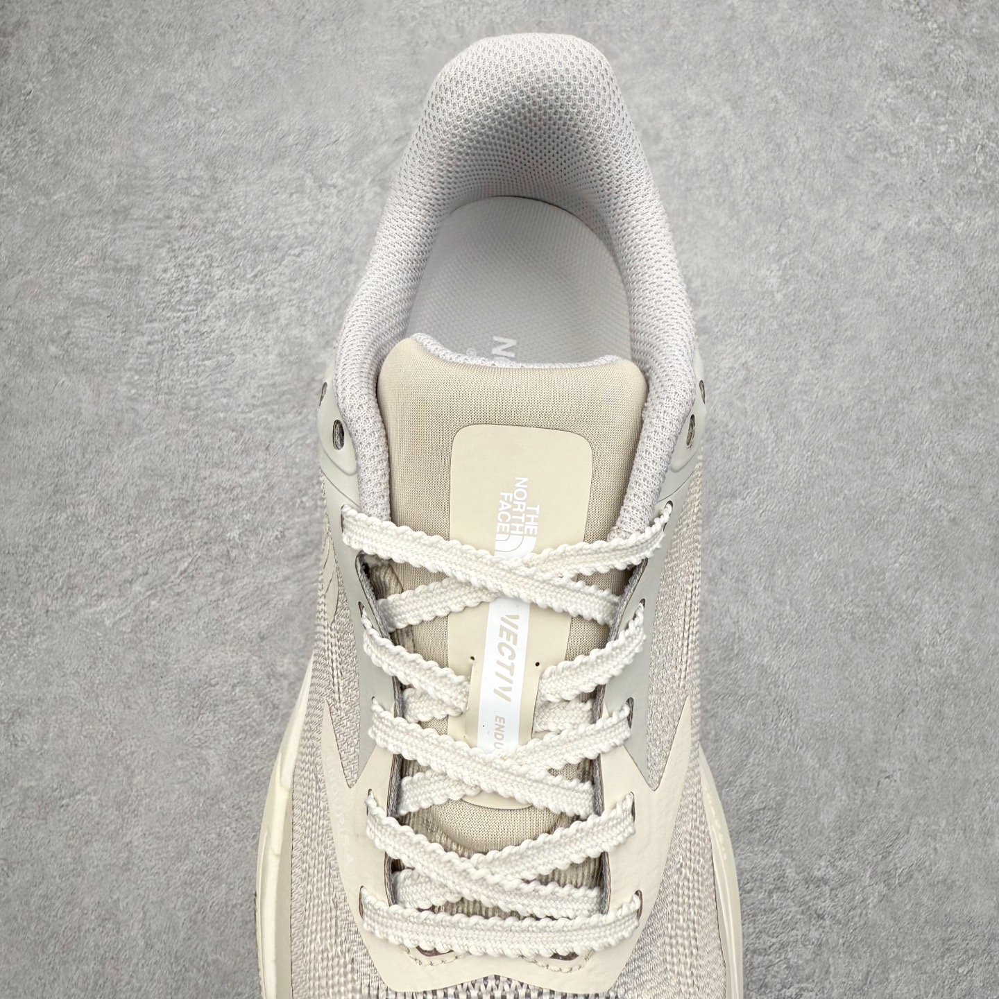 图片[5]-THE NORTH FACE 北面防滑耐磨防水低帮户外功能鞋 有许多相当专业的户外爱好者 非常关心像是越野跑、专业登山鞋等一系列的户外鞋款开箱 本次介绍比较不一样的休闲机能鞋 带来登山朋友爱用的户外品牌北面The North Face的休闲系列徒步鞋款介绍，希望能提供大家于生活与轻旅行的不同选择。不少户外运动爱好者喜欢的专业登山品牌（北面）The North Face自1966年创立，由两位热爱登山徒步的年轻登山者于美西旧金山开创，不断透过研发与创新，并且将最先进的技术结合在服装与鞋款设计，生产多种外型帅气且专业能力非常强的户外服饰，备受欢迎。户外版有许多相当专业的户外爱好者，非常关心像是越野跑、专业登山鞋等一系列的户外鞋款开箱，本次介绍比较不一样的休闲机能鞋，带来登山朋友爱用的户外品牌北面The North Face的休闲系列徒步鞋款介绍，希望能提供大家于生活与轻旅行的不同选择。此鞋并非归类在专业登山鞋家族中，而是以高性价比、适合日常训练作为主推卖点，对登山初学的朋友来说，这双鞋耐磨与耐穿程度更是入手的绝佳理由，但是对进阶登山者而言，此鞋可能无法战胜难度更高的徒步登山路线。脚感与登山靴的稳健非常不一样，也不是越野跑鞋的野性、更非慢跑鞋的敏捷，个人觉得此鞋足感非常独特，XtraFoam中底的泡沫材质非常柔软，即使没有鞋带系统辅助，但是EXTS外底抓地系统底纹够深，每一步都十分平稳。尺码：39 40 40.5 41 42 42.5 43 44 44.5 45-选品中心