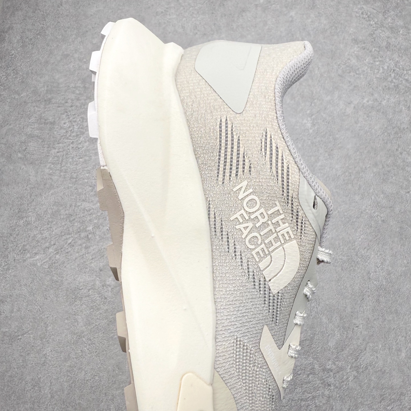 图片[6]-THE NORTH FACE 北面防滑耐磨防水低帮户外功能鞋 有许多相当专业的户外爱好者 非常关心像是越野跑、专业登山鞋等一系列的户外鞋款开箱 本次介绍比较不一样的休闲机能鞋 带来登山朋友爱用的户外品牌北面The North Face的休闲系列徒步鞋款介绍，希望能提供大家于生活与轻旅行的不同选择。不少户外运动爱好者喜欢的专业登山品牌（北面）The North Face自1966年创立，由两位热爱登山徒步的年轻登山者于美西旧金山开创，不断透过研发与创新，并且将最先进的技术结合在服装与鞋款设计，生产多种外型帅气且专业能力非常强的户外服饰，备受欢迎。户外版有许多相当专业的户外爱好者，非常关心像是越野跑、专业登山鞋等一系列的户外鞋款开箱，本次介绍比较不一样的休闲机能鞋，带来登山朋友爱用的户外品牌北面The North Face的休闲系列徒步鞋款介绍，希望能提供大家于生活与轻旅行的不同选择。此鞋并非归类在专业登山鞋家族中，而是以高性价比、适合日常训练作为主推卖点，对登山初学的朋友来说，这双鞋耐磨与耐穿程度更是入手的绝佳理由，但是对进阶登山者而言，此鞋可能无法战胜难度更高的徒步登山路线。脚感与登山靴的稳健非常不一样，也不是越野跑鞋的野性、更非慢跑鞋的敏捷，个人觉得此鞋足感非常独特，XtraFoam中底的泡沫材质非常柔软，即使没有鞋带系统辅助，但是EXTS外底抓地系统底纹够深，每一步都十分平稳。尺码：39 40 40.5 41 42 42.5 43 44 44.5 45-选品中心