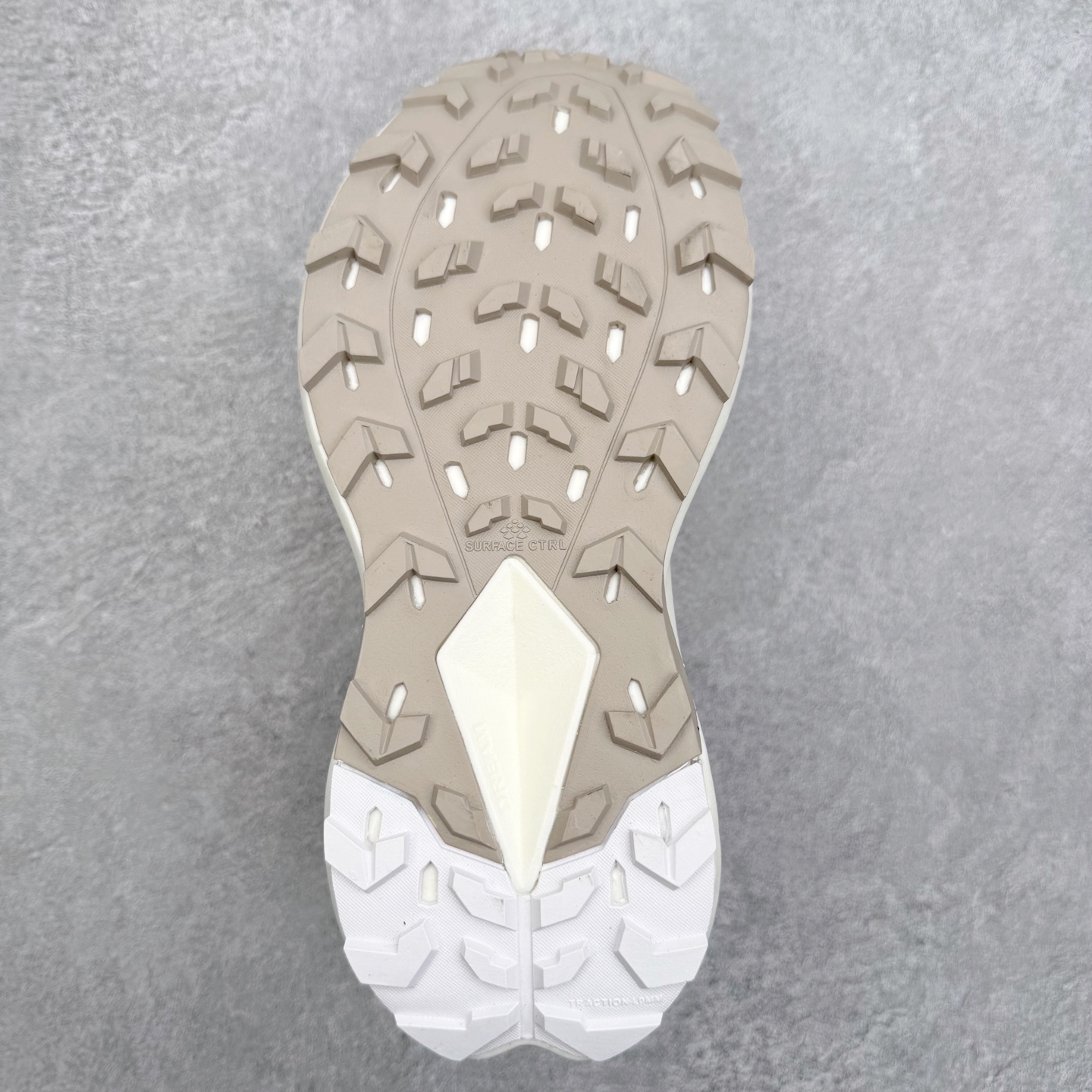 图片[9]-THE NORTH FACE 北面防滑耐磨防水低帮户外功能鞋 有许多相当专业的户外爱好者 非常关心像是越野跑、专业登山鞋等一系列的户外鞋款开箱 本次介绍比较不一样的休闲机能鞋 带来登山朋友爱用的户外品牌北面The North Face的休闲系列徒步鞋款介绍，希望能提供大家于生活与轻旅行的不同选择。不少户外运动爱好者喜欢的专业登山品牌（北面）The North Face自1966年创立，由两位热爱登山徒步的年轻登山者于美西旧金山开创，不断透过研发与创新，并且将最先进的技术结合在服装与鞋款设计，生产多种外型帅气且专业能力非常强的户外服饰，备受欢迎。户外版有许多相当专业的户外爱好者，非常关心像是越野跑、专业登山鞋等一系列的户外鞋款开箱，本次介绍比较不一样的休闲机能鞋，带来登山朋友爱用的户外品牌北面The North Face的休闲系列徒步鞋款介绍，希望能提供大家于生活与轻旅行的不同选择。此鞋并非归类在专业登山鞋家族中，而是以高性价比、适合日常训练作为主推卖点，对登山初学的朋友来说，这双鞋耐磨与耐穿程度更是入手的绝佳理由，但是对进阶登山者而言，此鞋可能无法战胜难度更高的徒步登山路线。脚感与登山靴的稳健非常不一样，也不是越野跑鞋的野性、更非慢跑鞋的敏捷，个人觉得此鞋足感非常独特，XtraFoam中底的泡沫材质非常柔软，即使没有鞋带系统辅助，但是EXTS外底抓地系统底纹够深，每一步都十分平稳。尺码：39 40 40.5 41 42 42.5 43 44 44.5 45-选品中心