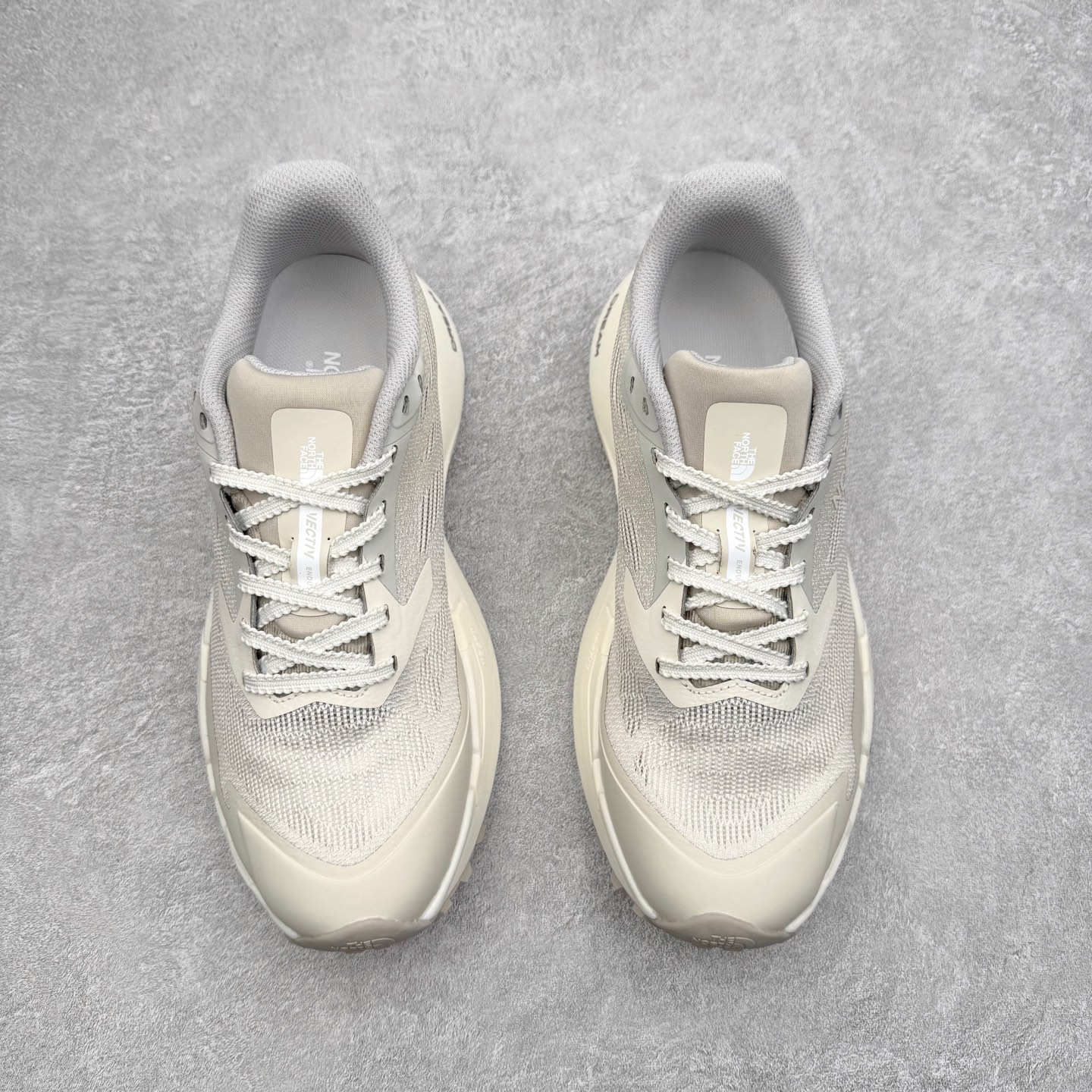 图片[2]-THE NORTH FACE 北面防滑耐磨防水低帮户外功能鞋 有许多相当专业的户外爱好者 非常关心像是越野跑、专业登山鞋等一系列的户外鞋款开箱 本次介绍比较不一样的休闲机能鞋 带来登山朋友爱用的户外品牌北面The North Face的休闲系列徒步鞋款介绍，希望能提供大家于生活与轻旅行的不同选择。不少户外运动爱好者喜欢的专业登山品牌（北面）The North Face自1966年创立，由两位热爱登山徒步的年轻登山者于美西旧金山开创，不断透过研发与创新，并且将最先进的技术结合在服装与鞋款设计，生产多种外型帅气且专业能力非常强的户外服饰，备受欢迎。户外版有许多相当专业的户外爱好者，非常关心像是越野跑、专业登山鞋等一系列的户外鞋款开箱，本次介绍比较不一样的休闲机能鞋，带来登山朋友爱用的户外品牌北面The North Face的休闲系列徒步鞋款介绍，希望能提供大家于生活与轻旅行的不同选择。此鞋并非归类在专业登山鞋家族中，而是以高性价比、适合日常训练作为主推卖点，对登山初学的朋友来说，这双鞋耐磨与耐穿程度更是入手的绝佳理由，但是对进阶登山者而言，此鞋可能无法战胜难度更高的徒步登山路线。脚感与登山靴的稳健非常不一样，也不是越野跑鞋的野性、更非慢跑鞋的敏捷，个人觉得此鞋足感非常独特，XtraFoam中底的泡沫材质非常柔软，即使没有鞋带系统辅助，但是EXTS外底抓地系统底纹够深，每一步都十分平稳。尺码：39 40 40.5 41 42 42.5 43 44 44.5 45-选品中心