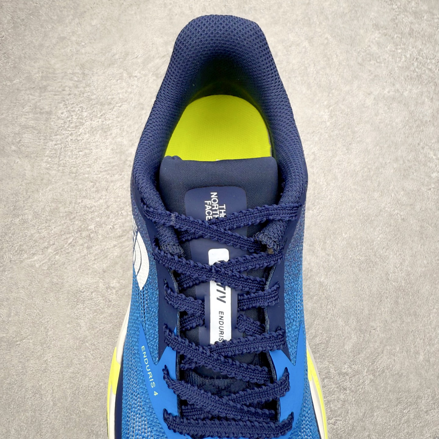 图片[5]-THE NORTH FACE 北面防滑耐磨防水低帮户外功能鞋 有许多相当专业的户外爱好者 非常关心像是越野跑、专业登山鞋等一系列的户外鞋款开箱 本次介绍比较不一样的休闲机能鞋 带来登山朋友爱用的户外品牌北面The North Face的休闲系列徒步鞋款介绍，希望能提供大家于生活与轻旅行的不同选择。不少户外运动爱好者喜欢的专业登山品牌（北面）The North Face自1966年创立，由两位热爱登山徒步的年轻登山者于美西旧金山开创，不断透过研发与创新，并且将最先进的技术结合在服装与鞋款设计，生产多种外型帅气且专业能力非常强的户外服饰，备受欢迎。户外版有许多相当专业的户外爱好者，非常关心像是越野跑、专业登山鞋等一系列的户外鞋款开箱，本次介绍比较不一样的休闲机能鞋，带来登山朋友爱用的户外品牌北面The North Face的休闲系列徒步鞋款介绍，希望能提供大家于生活与轻旅行的不同选择。此鞋并非归类在专业登山鞋家族中，而是以高性价比、适合日常训练作为主推卖点，对登山初学的朋友来说，这双鞋耐磨与耐穿程度更是入手的绝佳理由，但是对进阶登山者而言，此鞋可能无法战胜难度更高的徒步登山路线。脚感与登山靴的稳健非常不一样，也不是越野跑鞋的野性、更非慢跑鞋的敏捷，个人觉得此鞋足感非常独特，XtraFoam中底的泡沫材质非常柔软，即使没有鞋带系统辅助，但是EXTS外底抓地系统底纹够深，每一步都十分平稳。尺码：39 40 40.5 41 42 42.5 43 44 44.5 45-选品中心