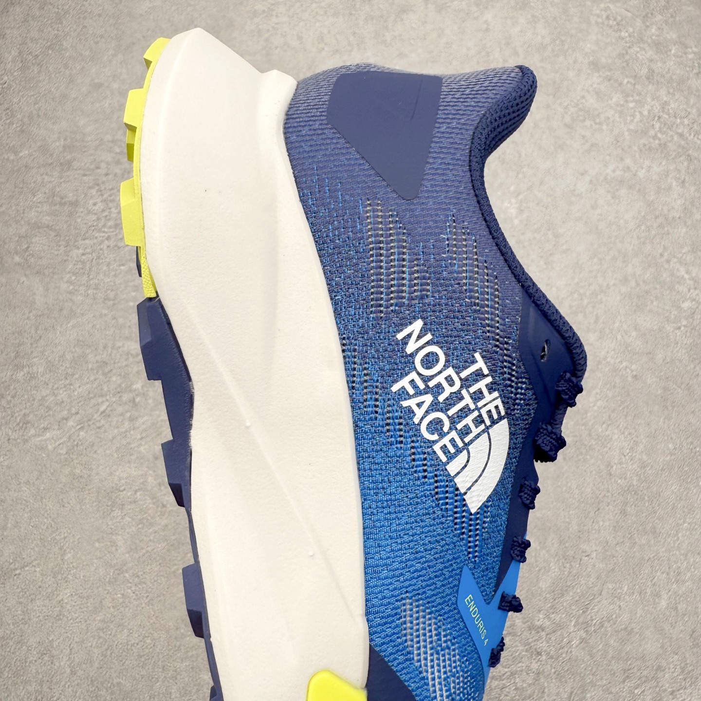 图片[6]-THE NORTH FACE 北面防滑耐磨防水低帮户外功能鞋 有许多相当专业的户外爱好者 非常关心像是越野跑、专业登山鞋等一系列的户外鞋款开箱 本次介绍比较不一样的休闲机能鞋 带来登山朋友爱用的户外品牌北面The North Face的休闲系列徒步鞋款介绍，希望能提供大家于生活与轻旅行的不同选择。不少户外运动爱好者喜欢的专业登山品牌（北面）The North Face自1966年创立，由两位热爱登山徒步的年轻登山者于美西旧金山开创，不断透过研发与创新，并且将最先进的技术结合在服装与鞋款设计，生产多种外型帅气且专业能力非常强的户外服饰，备受欢迎。户外版有许多相当专业的户外爱好者，非常关心像是越野跑、专业登山鞋等一系列的户外鞋款开箱，本次介绍比较不一样的休闲机能鞋，带来登山朋友爱用的户外品牌北面The North Face的休闲系列徒步鞋款介绍，希望能提供大家于生活与轻旅行的不同选择。此鞋并非归类在专业登山鞋家族中，而是以高性价比、适合日常训练作为主推卖点，对登山初学的朋友来说，这双鞋耐磨与耐穿程度更是入手的绝佳理由，但是对进阶登山者而言，此鞋可能无法战胜难度更高的徒步登山路线。脚感与登山靴的稳健非常不一样，也不是越野跑鞋的野性、更非慢跑鞋的敏捷，个人觉得此鞋足感非常独特，XtraFoam中底的泡沫材质非常柔软，即使没有鞋带系统辅助，但是EXTS外底抓地系统底纹够深，每一步都十分平稳。尺码：39 40 40.5 41 42 42.5 43 44 44.5 45-选品中心