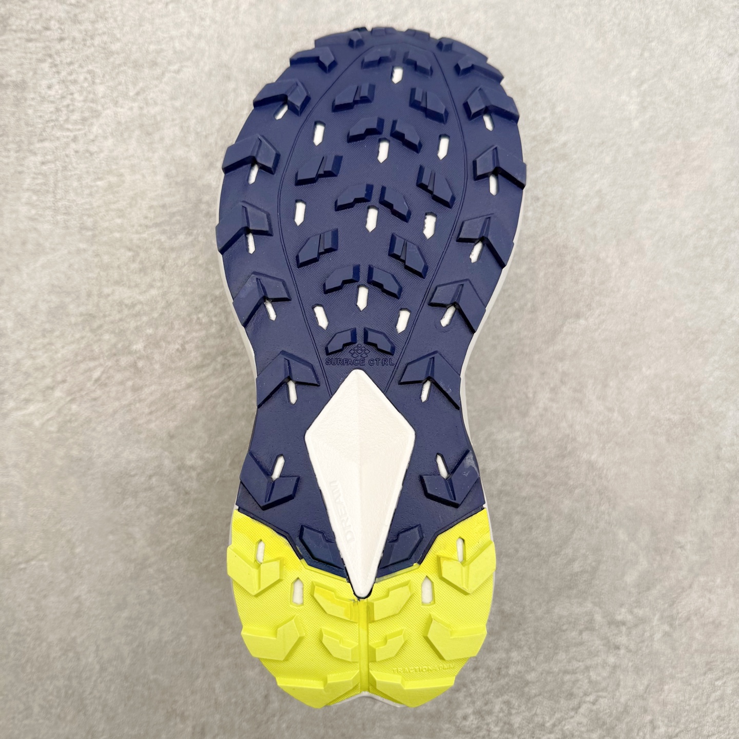 图片[9]-THE NORTH FACE 北面防滑耐磨防水低帮户外功能鞋 有许多相当专业的户外爱好者 非常关心像是越野跑、专业登山鞋等一系列的户外鞋款开箱 本次介绍比较不一样的休闲机能鞋 带来登山朋友爱用的户外品牌北面The North Face的休闲系列徒步鞋款介绍，希望能提供大家于生活与轻旅行的不同选择。不少户外运动爱好者喜欢的专业登山品牌（北面）The North Face自1966年创立，由两位热爱登山徒步的年轻登山者于美西旧金山开创，不断透过研发与创新，并且将最先进的技术结合在服装与鞋款设计，生产多种外型帅气且专业能力非常强的户外服饰，备受欢迎。户外版有许多相当专业的户外爱好者，非常关心像是越野跑、专业登山鞋等一系列的户外鞋款开箱，本次介绍比较不一样的休闲机能鞋，带来登山朋友爱用的户外品牌北面The North Face的休闲系列徒步鞋款介绍，希望能提供大家于生活与轻旅行的不同选择。此鞋并非归类在专业登山鞋家族中，而是以高性价比、适合日常训练作为主推卖点，对登山初学的朋友来说，这双鞋耐磨与耐穿程度更是入手的绝佳理由，但是对进阶登山者而言，此鞋可能无法战胜难度更高的徒步登山路线。脚感与登山靴的稳健非常不一样，也不是越野跑鞋的野性、更非慢跑鞋的敏捷，个人觉得此鞋足感非常独特，XtraFoam中底的泡沫材质非常柔软，即使没有鞋带系统辅助，但是EXTS外底抓地系统底纹够深，每一步都十分平稳。尺码：39 40 40.5 41 42 42.5 43 44 44.5 45-选品中心