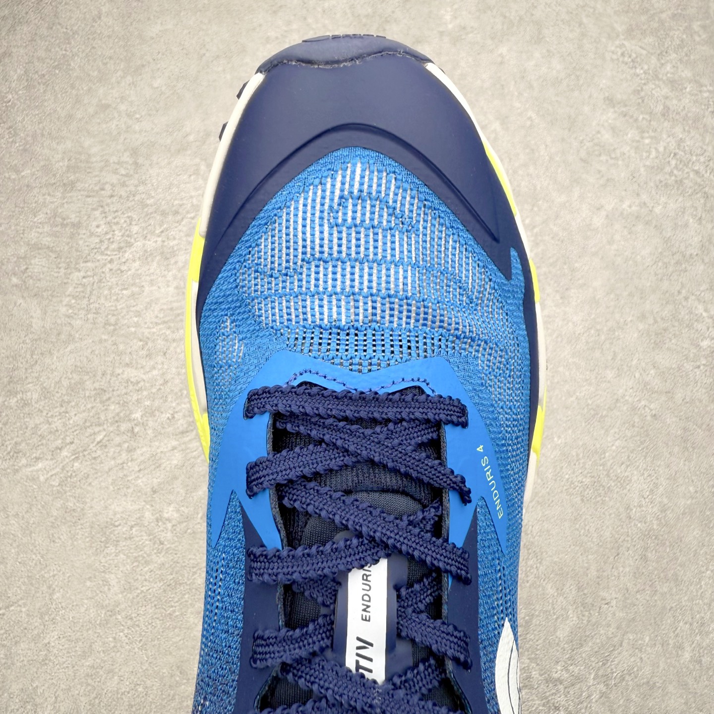 图片[4]-THE NORTH FACE 北面防滑耐磨防水低帮户外功能鞋 有许多相当专业的户外爱好者 非常关心像是越野跑、专业登山鞋等一系列的户外鞋款开箱 本次介绍比较不一样的休闲机能鞋 带来登山朋友爱用的户外品牌北面The North Face的休闲系列徒步鞋款介绍，希望能提供大家于生活与轻旅行的不同选择。不少户外运动爱好者喜欢的专业登山品牌（北面）The North Face自1966年创立，由两位热爱登山徒步的年轻登山者于美西旧金山开创，不断透过研发与创新，并且将最先进的技术结合在服装与鞋款设计，生产多种外型帅气且专业能力非常强的户外服饰，备受欢迎。户外版有许多相当专业的户外爱好者，非常关心像是越野跑、专业登山鞋等一系列的户外鞋款开箱，本次介绍比较不一样的休闲机能鞋，带来登山朋友爱用的户外品牌北面The North Face的休闲系列徒步鞋款介绍，希望能提供大家于生活与轻旅行的不同选择。此鞋并非归类在专业登山鞋家族中，而是以高性价比、适合日常训练作为主推卖点，对登山初学的朋友来说，这双鞋耐磨与耐穿程度更是入手的绝佳理由，但是对进阶登山者而言，此鞋可能无法战胜难度更高的徒步登山路线。脚感与登山靴的稳健非常不一样，也不是越野跑鞋的野性、更非慢跑鞋的敏捷，个人觉得此鞋足感非常独特，XtraFoam中底的泡沫材质非常柔软，即使没有鞋带系统辅助，但是EXTS外底抓地系统底纹够深，每一步都十分平稳。尺码：39 40 40.5 41 42 42.5 43 44 44.5 45-选品中心