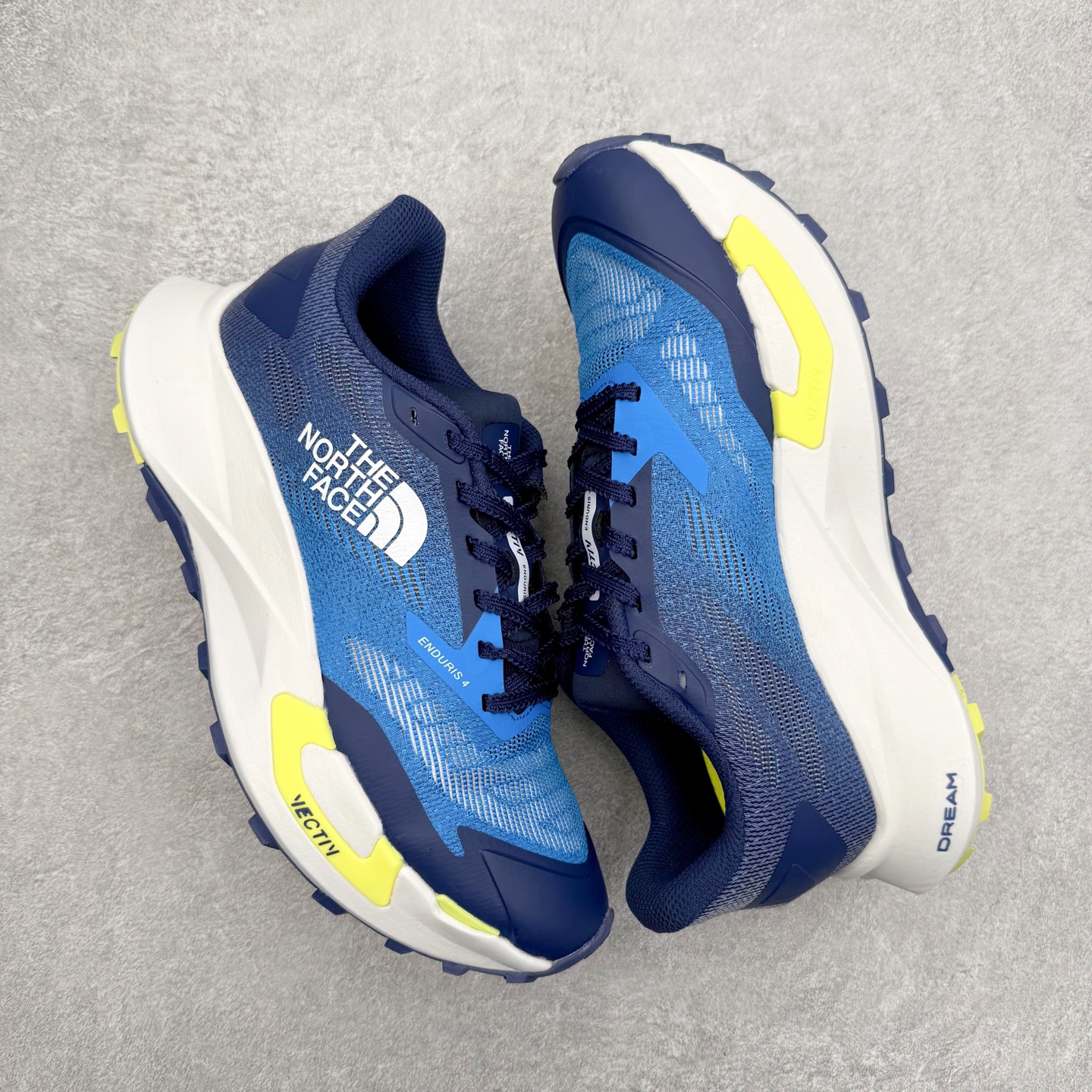 图片[3]-THE NORTH FACE 北面防滑耐磨防水低帮户外功能鞋 有许多相当专业的户外爱好者 非常关心像是越野跑、专业登山鞋等一系列的户外鞋款开箱 本次介绍比较不一样的休闲机能鞋 带来登山朋友爱用的户外品牌北面The North Face的休闲系列徒步鞋款介绍，希望能提供大家于生活与轻旅行的不同选择。不少户外运动爱好者喜欢的专业登山品牌（北面）The North Face自1966年创立，由两位热爱登山徒步的年轻登山者于美西旧金山开创，不断透过研发与创新，并且将最先进的技术结合在服装与鞋款设计，生产多种外型帅气且专业能力非常强的户外服饰，备受欢迎。户外版有许多相当专业的户外爱好者，非常关心像是越野跑、专业登山鞋等一系列的户外鞋款开箱，本次介绍比较不一样的休闲机能鞋，带来登山朋友爱用的户外品牌北面The North Face的休闲系列徒步鞋款介绍，希望能提供大家于生活与轻旅行的不同选择。此鞋并非归类在专业登山鞋家族中，而是以高性价比、适合日常训练作为主推卖点，对登山初学的朋友来说，这双鞋耐磨与耐穿程度更是入手的绝佳理由，但是对进阶登山者而言，此鞋可能无法战胜难度更高的徒步登山路线。脚感与登山靴的稳健非常不一样，也不是越野跑鞋的野性、更非慢跑鞋的敏捷，个人觉得此鞋足感非常独特，XtraFoam中底的泡沫材质非常柔软，即使没有鞋带系统辅助，但是EXTS外底抓地系统底纹够深，每一步都十分平稳。尺码：39 40 40.5 41 42 42.5 43 44 44.5 45-选品中心