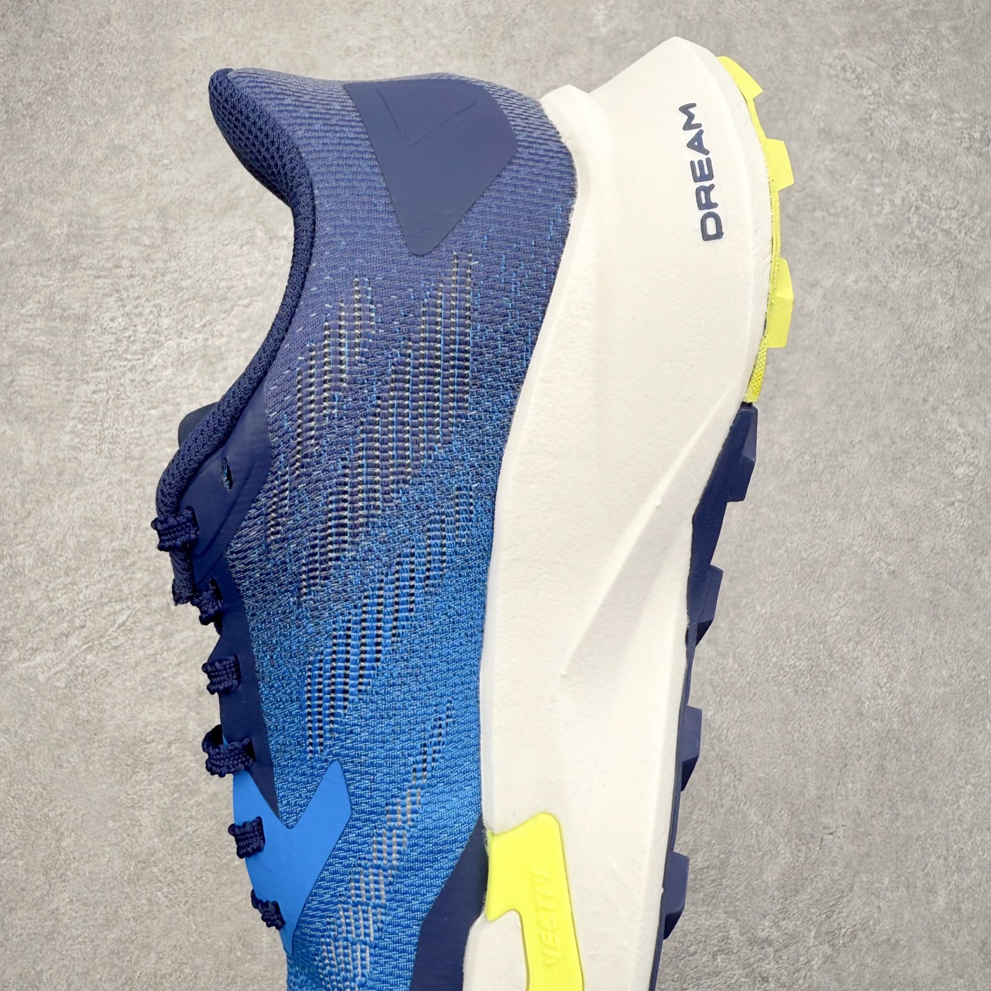 图片[7]-THE NORTH FACE 北面防滑耐磨防水低帮户外功能鞋 有许多相当专业的户外爱好者 非常关心像是越野跑、专业登山鞋等一系列的户外鞋款开箱 本次介绍比较不一样的休闲机能鞋 带来登山朋友爱用的户外品牌北面The North Face的休闲系列徒步鞋款介绍，希望能提供大家于生活与轻旅行的不同选择。不少户外运动爱好者喜欢的专业登山品牌（北面）The North Face自1966年创立，由两位热爱登山徒步的年轻登山者于美西旧金山开创，不断透过研发与创新，并且将最先进的技术结合在服装与鞋款设计，生产多种外型帅气且专业能力非常强的户外服饰，备受欢迎。户外版有许多相当专业的户外爱好者，非常关心像是越野跑、专业登山鞋等一系列的户外鞋款开箱，本次介绍比较不一样的休闲机能鞋，带来登山朋友爱用的户外品牌北面The North Face的休闲系列徒步鞋款介绍，希望能提供大家于生活与轻旅行的不同选择。此鞋并非归类在专业登山鞋家族中，而是以高性价比、适合日常训练作为主推卖点，对登山初学的朋友来说，这双鞋耐磨与耐穿程度更是入手的绝佳理由，但是对进阶登山者而言，此鞋可能无法战胜难度更高的徒步登山路线。脚感与登山靴的稳健非常不一样，也不是越野跑鞋的野性、更非慢跑鞋的敏捷，个人觉得此鞋足感非常独特，XtraFoam中底的泡沫材质非常柔软，即使没有鞋带系统辅助，但是EXTS外底抓地系统底纹够深，每一步都十分平稳。尺码：39 40 40.5 41 42 42.5 43 44 44.5 45-选品中心