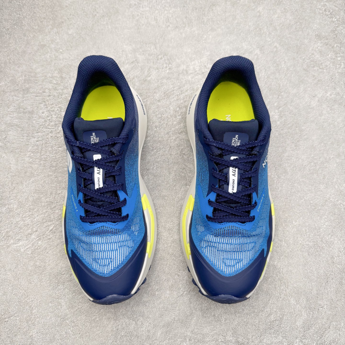 图片[2]-THE NORTH FACE 北面防滑耐磨防水低帮户外功能鞋 有许多相当专业的户外爱好者 非常关心像是越野跑、专业登山鞋等一系列的户外鞋款开箱 本次介绍比较不一样的休闲机能鞋 带来登山朋友爱用的户外品牌北面The North Face的休闲系列徒步鞋款介绍，希望能提供大家于生活与轻旅行的不同选择。不少户外运动爱好者喜欢的专业登山品牌（北面）The North Face自1966年创立，由两位热爱登山徒步的年轻登山者于美西旧金山开创，不断透过研发与创新，并且将最先进的技术结合在服装与鞋款设计，生产多种外型帅气且专业能力非常强的户外服饰，备受欢迎。户外版有许多相当专业的户外爱好者，非常关心像是越野跑、专业登山鞋等一系列的户外鞋款开箱，本次介绍比较不一样的休闲机能鞋，带来登山朋友爱用的户外品牌北面The North Face的休闲系列徒步鞋款介绍，希望能提供大家于生活与轻旅行的不同选择。此鞋并非归类在专业登山鞋家族中，而是以高性价比、适合日常训练作为主推卖点，对登山初学的朋友来说，这双鞋耐磨与耐穿程度更是入手的绝佳理由，但是对进阶登山者而言，此鞋可能无法战胜难度更高的徒步登山路线。脚感与登山靴的稳健非常不一样，也不是越野跑鞋的野性、更非慢跑鞋的敏捷，个人觉得此鞋足感非常独特，XtraFoam中底的泡沫材质非常柔软，即使没有鞋带系统辅助，但是EXTS外底抓地系统底纹够深，每一步都十分平稳。尺码：39 40 40.5 41 42 42.5 43 44 44.5 45-选品中心