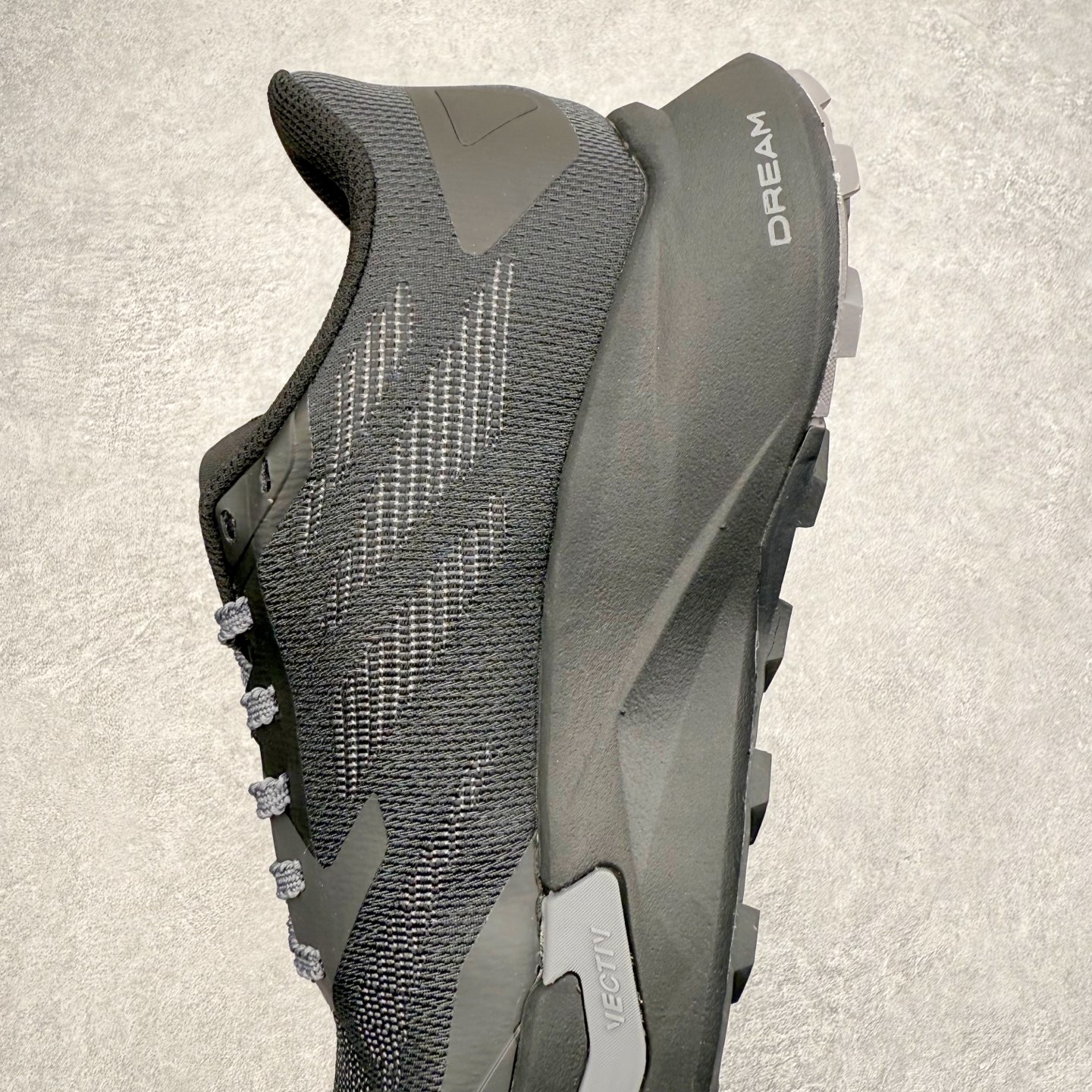 图片[7]-THE NORTH FACE 北面防滑耐磨防水低帮户外功能鞋 有许多相当专业的户外爱好者 非常关心像是越野跑、专业登山鞋等一系列的户外鞋款开箱 本次介绍比较不一样的休闲机能鞋 带来登山朋友爱用的户外品牌北面The North Face的休闲系列徒步鞋款介绍，希望能提供大家于生活与轻旅行的不同选择。不少户外运动爱好者喜欢的专业登山品牌（北面）The North Face自1966年创立，由两位热爱登山徒步的年轻登山者于美西旧金山开创，不断透过研发与创新，并且将最先进的技术结合在服装与鞋款设计，生产多种外型帅气且专业能力非常强的户外服饰，备受欢迎。户外版有许多相当专业的户外爱好者，非常关心像是越野跑、专业登山鞋等一系列的户外鞋款开箱，本次介绍比较不一样的休闲机能鞋，带来登山朋友爱用的户外品牌北面The North Face的休闲系列徒步鞋款介绍，希望能提供大家于生活与轻旅行的不同选择。此鞋并非归类在专业登山鞋家族中，而是以高性价比、适合日常训练作为主推卖点，对登山初学的朋友来说，这双鞋耐磨与耐穿程度更是入手的绝佳理由，但是对进阶登山者而言，此鞋可能无法战胜难度更高的徒步登山路线。脚感与登山靴的稳健非常不一样，也不是越野跑鞋的野性、更非慢跑鞋的敏捷，个人觉得此鞋足感非常独特，XtraFoam中底的泡沫材质非常柔软，即使没有鞋带系统辅助，但是EXTS外底抓地系统底纹够深，每一步都十分平稳。尺码：39 40 40.5 41 42 42.5 43 44 44.5 45-选品中心