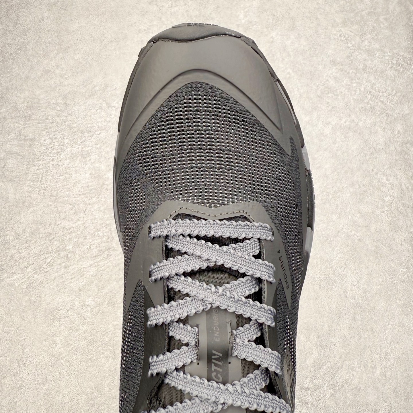 图片[4]-THE NORTH FACE 北面防滑耐磨防水低帮户外功能鞋 有许多相当专业的户外爱好者 非常关心像是越野跑、专业登山鞋等一系列的户外鞋款开箱 本次介绍比较不一样的休闲机能鞋 带来登山朋友爱用的户外品牌北面The North Face的休闲系列徒步鞋款介绍，希望能提供大家于生活与轻旅行的不同选择。不少户外运动爱好者喜欢的专业登山品牌（北面）The North Face自1966年创立，由两位热爱登山徒步的年轻登山者于美西旧金山开创，不断透过研发与创新，并且将最先进的技术结合在服装与鞋款设计，生产多种外型帅气且专业能力非常强的户外服饰，备受欢迎。户外版有许多相当专业的户外爱好者，非常关心像是越野跑、专业登山鞋等一系列的户外鞋款开箱，本次介绍比较不一样的休闲机能鞋，带来登山朋友爱用的户外品牌北面The North Face的休闲系列徒步鞋款介绍，希望能提供大家于生活与轻旅行的不同选择。此鞋并非归类在专业登山鞋家族中，而是以高性价比、适合日常训练作为主推卖点，对登山初学的朋友来说，这双鞋耐磨与耐穿程度更是入手的绝佳理由，但是对进阶登山者而言，此鞋可能无法战胜难度更高的徒步登山路线。脚感与登山靴的稳健非常不一样，也不是越野跑鞋的野性、更非慢跑鞋的敏捷，个人觉得此鞋足感非常独特，XtraFoam中底的泡沫材质非常柔软，即使没有鞋带系统辅助，但是EXTS外底抓地系统底纹够深，每一步都十分平稳。尺码：39 40 40.5 41 42 42.5 43 44 44.5 45-选品中心