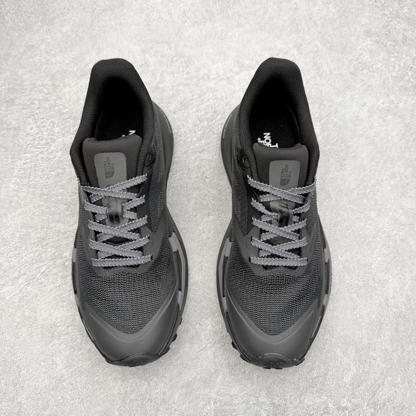 图片[2]-THE NORTH FACE 北面防滑耐磨防水低帮户外功能鞋 有许多相当专业的户外爱好者 非常关心像是越野跑、专业登山鞋等一系列的户外鞋款开箱 本次介绍比较不一样的休闲机能鞋 带来登山朋友爱用的户外品牌北面The North Face的休闲系列徒步鞋款介绍，希望能提供大家于生活与轻旅行的不同选择。不少户外运动爱好者喜欢的专业登山品牌（北面）The North Face自1966年创立，由两位热爱登山徒步的年轻登山者于美西旧金山开创，不断透过研发与创新，并且将最先进的技术结合在服装与鞋款设计，生产多种外型帅气且专业能力非常强的户外服饰，备受欢迎。户外版有许多相当专业的户外爱好者，非常关心像是越野跑、专业登山鞋等一系列的户外鞋款开箱，本次介绍比较不一样的休闲机能鞋，带来登山朋友爱用的户外品牌北面The North Face的休闲系列徒步鞋款介绍，希望能提供大家于生活与轻旅行的不同选择。此鞋并非归类在专业登山鞋家族中，而是以高性价比、适合日常训练作为主推卖点，对登山初学的朋友来说，这双鞋耐磨与耐穿程度更是入手的绝佳理由，但是对进阶登山者而言，此鞋可能无法战胜难度更高的徒步登山路线。脚感与登山靴的稳健非常不一样，也不是越野跑鞋的野性、更非慢跑鞋的敏捷，个人觉得此鞋足感非常独特，XtraFoam中底的泡沫材质非常柔软，即使没有鞋带系统辅助，但是EXTS外底抓地系统底纹够深，每一步都十分平稳。尺码：39 40 40.5 41 42 42.5 43 44 44.5 45-选品中心