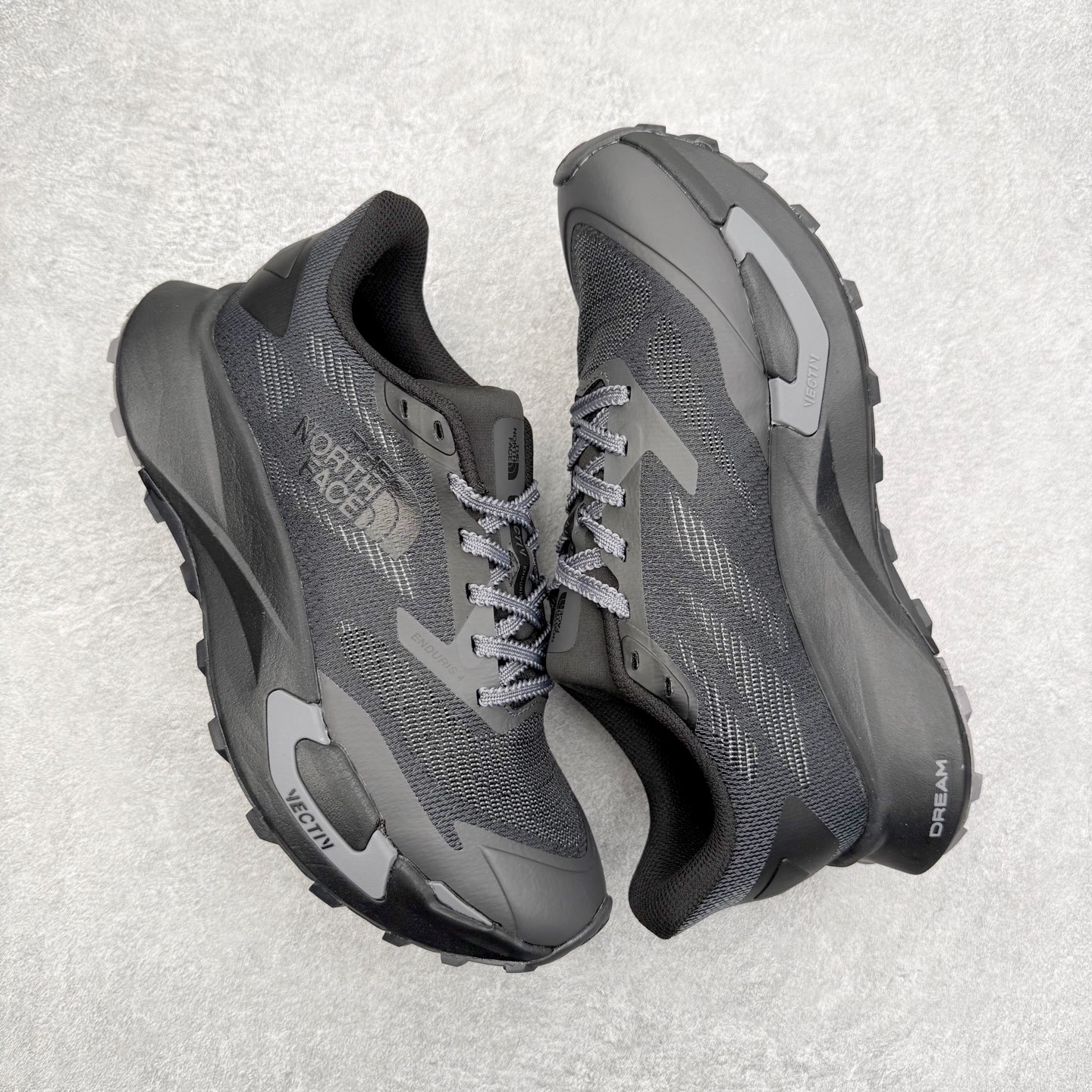 图片[3]-THE NORTH FACE 北面防滑耐磨防水低帮户外功能鞋 有许多相当专业的户外爱好者 非常关心像是越野跑、专业登山鞋等一系列的户外鞋款开箱 本次介绍比较不一样的休闲机能鞋 带来登山朋友爱用的户外品牌北面The North Face的休闲系列徒步鞋款介绍，希望能提供大家于生活与轻旅行的不同选择。不少户外运动爱好者喜欢的专业登山品牌（北面）The North Face自1966年创立，由两位热爱登山徒步的年轻登山者于美西旧金山开创，不断透过研发与创新，并且将最先进的技术结合在服装与鞋款设计，生产多种外型帅气且专业能力非常强的户外服饰，备受欢迎。户外版有许多相当专业的户外爱好者，非常关心像是越野跑、专业登山鞋等一系列的户外鞋款开箱，本次介绍比较不一样的休闲机能鞋，带来登山朋友爱用的户外品牌北面The North Face的休闲系列徒步鞋款介绍，希望能提供大家于生活与轻旅行的不同选择。此鞋并非归类在专业登山鞋家族中，而是以高性价比、适合日常训练作为主推卖点，对登山初学的朋友来说，这双鞋耐磨与耐穿程度更是入手的绝佳理由，但是对进阶登山者而言，此鞋可能无法战胜难度更高的徒步登山路线。脚感与登山靴的稳健非常不一样，也不是越野跑鞋的野性、更非慢跑鞋的敏捷，个人觉得此鞋足感非常独特，XtraFoam中底的泡沫材质非常柔软，即使没有鞋带系统辅助，但是EXTS外底抓地系统底纹够深，每一步都十分平稳。尺码：39 40 40.5 41 42 42.5 43 44 44.5 45-选品中心