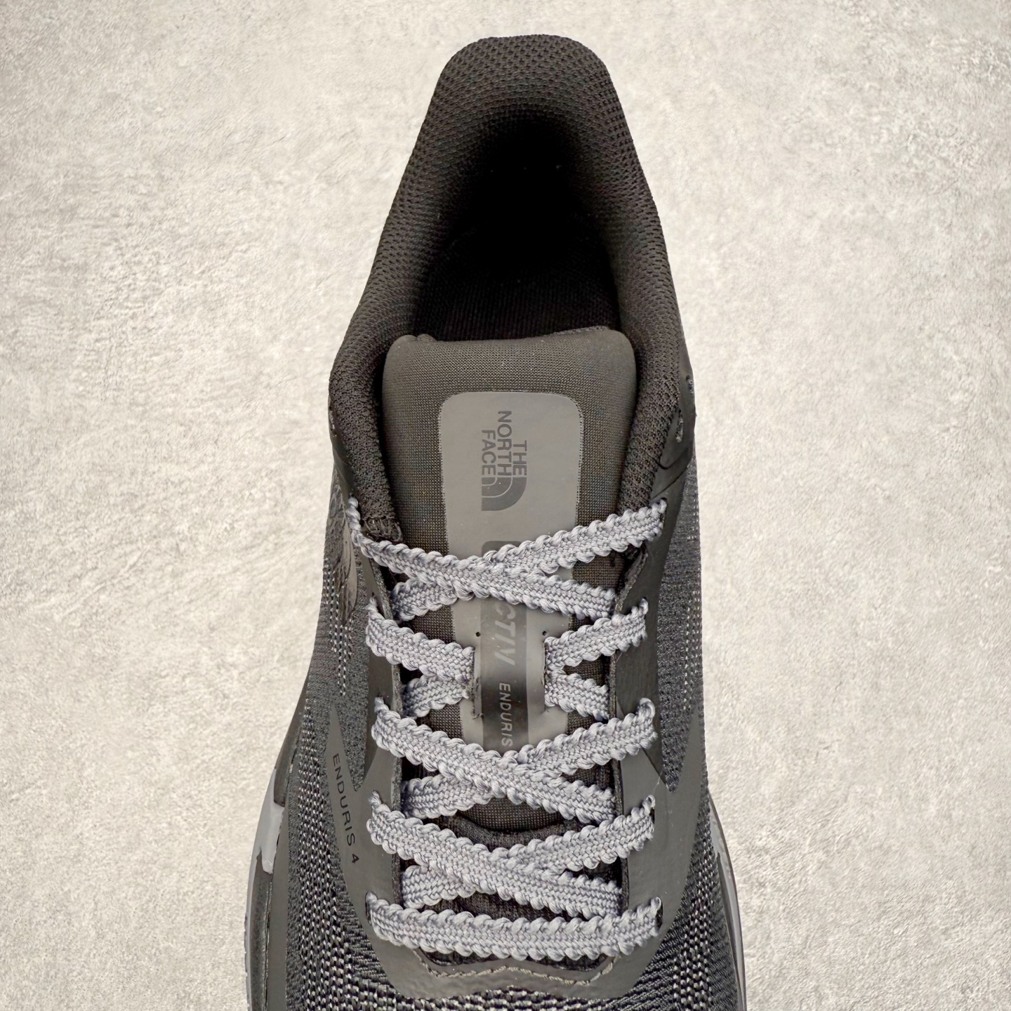 图片[5]-THE NORTH FACE 北面防滑耐磨防水低帮户外功能鞋 有许多相当专业的户外爱好者 非常关心像是越野跑、专业登山鞋等一系列的户外鞋款开箱 本次介绍比较不一样的休闲机能鞋 带来登山朋友爱用的户外品牌北面The North Face的休闲系列徒步鞋款介绍，希望能提供大家于生活与轻旅行的不同选择。不少户外运动爱好者喜欢的专业登山品牌（北面）The North Face自1966年创立，由两位热爱登山徒步的年轻登山者于美西旧金山开创，不断透过研发与创新，并且将最先进的技术结合在服装与鞋款设计，生产多种外型帅气且专业能力非常强的户外服饰，备受欢迎。户外版有许多相当专业的户外爱好者，非常关心像是越野跑、专业登山鞋等一系列的户外鞋款开箱，本次介绍比较不一样的休闲机能鞋，带来登山朋友爱用的户外品牌北面The North Face的休闲系列徒步鞋款介绍，希望能提供大家于生活与轻旅行的不同选择。此鞋并非归类在专业登山鞋家族中，而是以高性价比、适合日常训练作为主推卖点，对登山初学的朋友来说，这双鞋耐磨与耐穿程度更是入手的绝佳理由，但是对进阶登山者而言，此鞋可能无法战胜难度更高的徒步登山路线。脚感与登山靴的稳健非常不一样，也不是越野跑鞋的野性、更非慢跑鞋的敏捷，个人觉得此鞋足感非常独特，XtraFoam中底的泡沫材质非常柔软，即使没有鞋带系统辅助，但是EXTS外底抓地系统底纹够深，每一步都十分平稳。尺码：39 40 40.5 41 42 42.5 43 44 44.5 45-选品中心