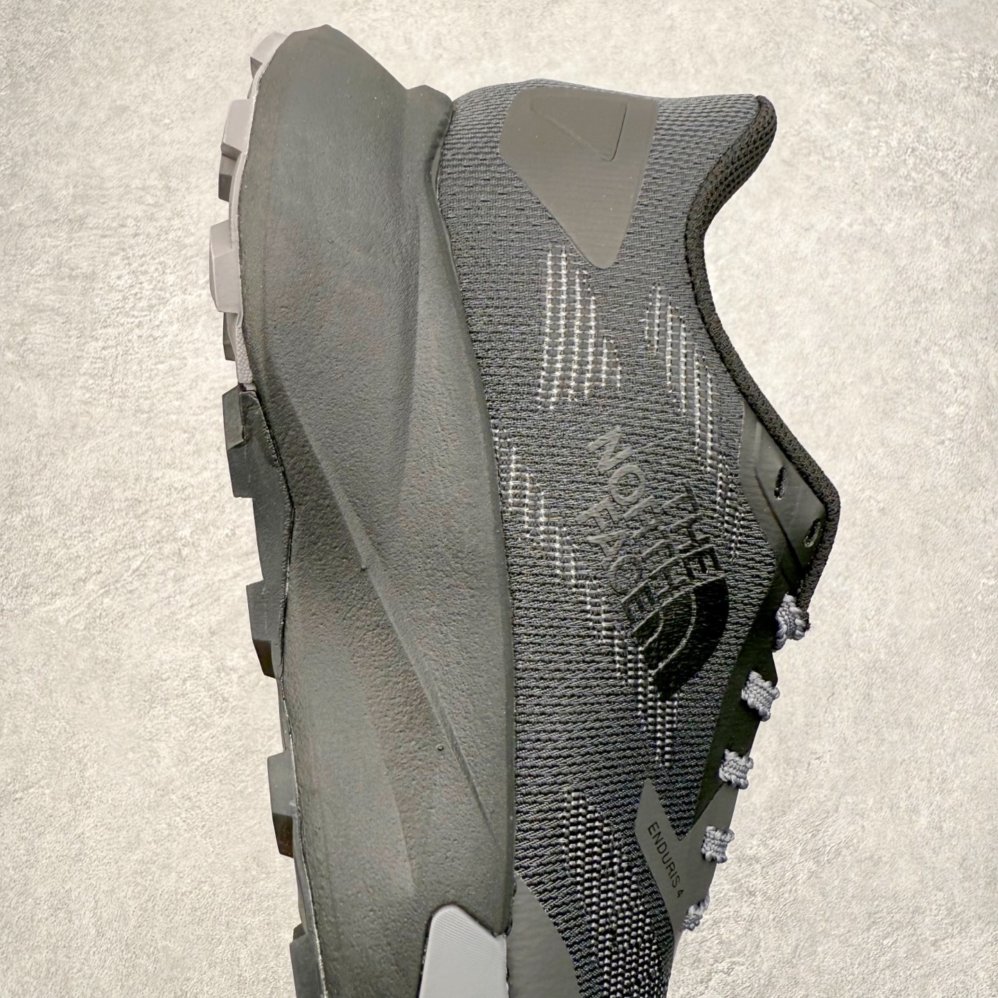 图片[6]-THE NORTH FACE 北面防滑耐磨防水低帮户外功能鞋 有许多相当专业的户外爱好者 非常关心像是越野跑、专业登山鞋等一系列的户外鞋款开箱 本次介绍比较不一样的休闲机能鞋 带来登山朋友爱用的户外品牌北面The North Face的休闲系列徒步鞋款介绍，希望能提供大家于生活与轻旅行的不同选择。不少户外运动爱好者喜欢的专业登山品牌（北面）The North Face自1966年创立，由两位热爱登山徒步的年轻登山者于美西旧金山开创，不断透过研发与创新，并且将最先进的技术结合在服装与鞋款设计，生产多种外型帅气且专业能力非常强的户外服饰，备受欢迎。户外版有许多相当专业的户外爱好者，非常关心像是越野跑、专业登山鞋等一系列的户外鞋款开箱，本次介绍比较不一样的休闲机能鞋，带来登山朋友爱用的户外品牌北面The North Face的休闲系列徒步鞋款介绍，希望能提供大家于生活与轻旅行的不同选择。此鞋并非归类在专业登山鞋家族中，而是以高性价比、适合日常训练作为主推卖点，对登山初学的朋友来说，这双鞋耐磨与耐穿程度更是入手的绝佳理由，但是对进阶登山者而言，此鞋可能无法战胜难度更高的徒步登山路线。脚感与登山靴的稳健非常不一样，也不是越野跑鞋的野性、更非慢跑鞋的敏捷，个人觉得此鞋足感非常独特，XtraFoam中底的泡沫材质非常柔软，即使没有鞋带系统辅助，但是EXTS外底抓地系统底纹够深，每一步都十分平稳。尺码：39 40 40.5 41 42 42.5 43 44 44.5 45-选品中心