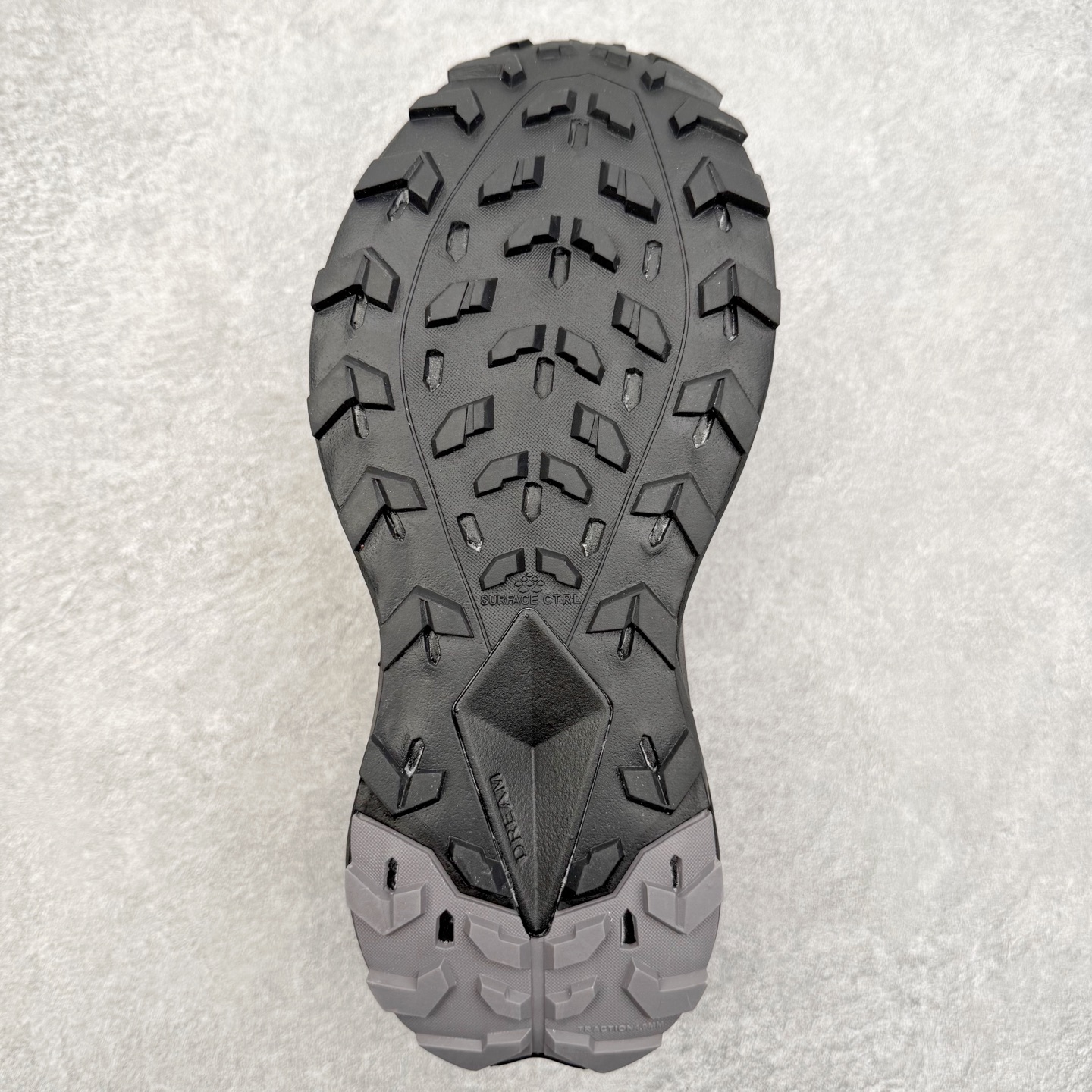 图片[9]-THE NORTH FACE 北面防滑耐磨防水低帮户外功能鞋 有许多相当专业的户外爱好者 非常关心像是越野跑、专业登山鞋等一系列的户外鞋款开箱 本次介绍比较不一样的休闲机能鞋 带来登山朋友爱用的户外品牌北面The North Face的休闲系列徒步鞋款介绍，希望能提供大家于生活与轻旅行的不同选择。不少户外运动爱好者喜欢的专业登山品牌（北面）The North Face自1966年创立，由两位热爱登山徒步的年轻登山者于美西旧金山开创，不断透过研发与创新，并且将最先进的技术结合在服装与鞋款设计，生产多种外型帅气且专业能力非常强的户外服饰，备受欢迎。户外版有许多相当专业的户外爱好者，非常关心像是越野跑、专业登山鞋等一系列的户外鞋款开箱，本次介绍比较不一样的休闲机能鞋，带来登山朋友爱用的户外品牌北面The North Face的休闲系列徒步鞋款介绍，希望能提供大家于生活与轻旅行的不同选择。此鞋并非归类在专业登山鞋家族中，而是以高性价比、适合日常训练作为主推卖点，对登山初学的朋友来说，这双鞋耐磨与耐穿程度更是入手的绝佳理由，但是对进阶登山者而言，此鞋可能无法战胜难度更高的徒步登山路线。脚感与登山靴的稳健非常不一样，也不是越野跑鞋的野性、更非慢跑鞋的敏捷，个人觉得此鞋足感非常独特，XtraFoam中底的泡沫材质非常柔软，即使没有鞋带系统辅助，但是EXTS外底抓地系统底纹够深，每一步都十分平稳。尺码：39 40 40.5 41 42 42.5 43 44 44.5 45-选品中心