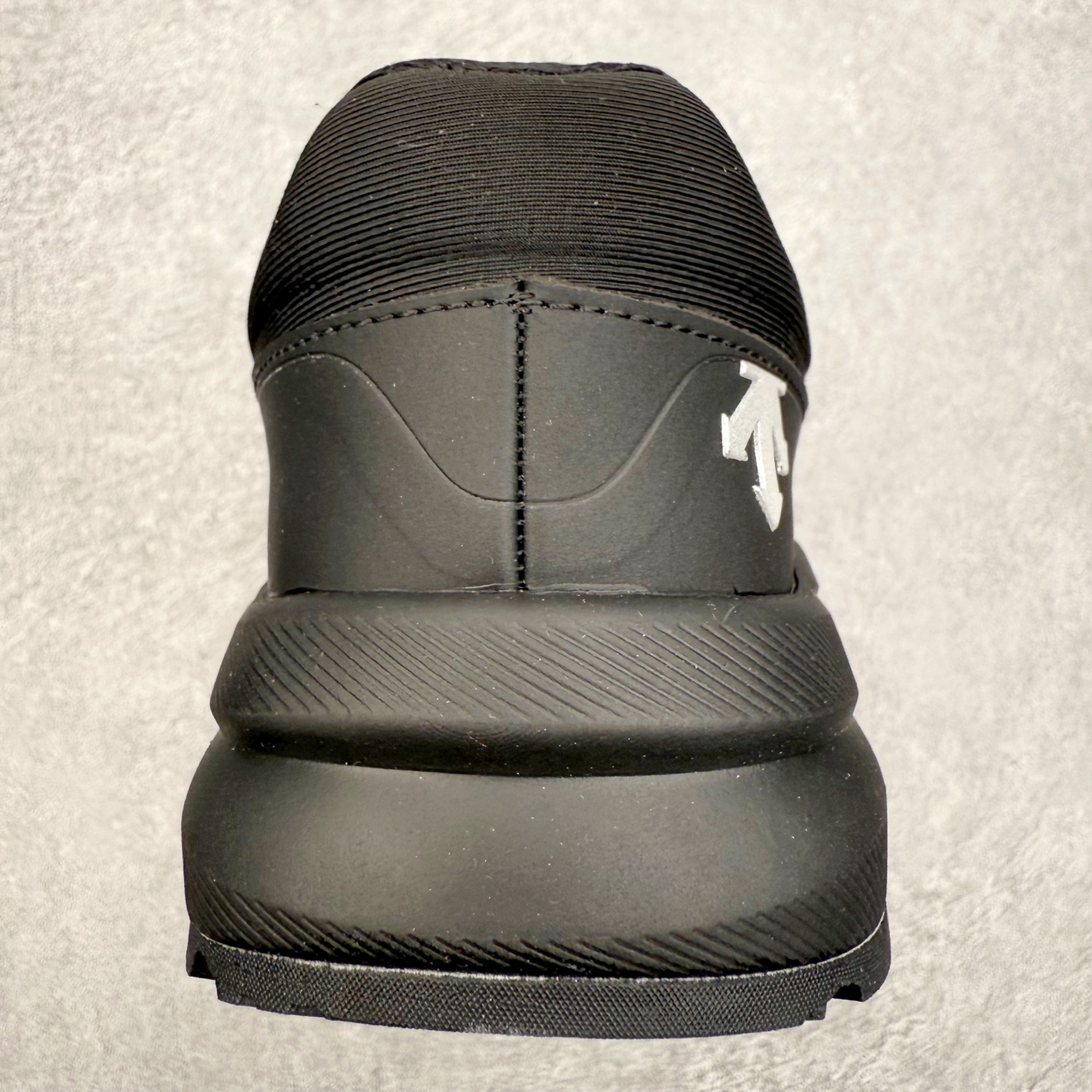 图片[8]-＃HP DESCENTE Enerzite 迪桑特舒适柔软防滑耐磨低帮休闲跑步鞋 DESCENTE（迪桑特）创立于1935年，品牌名取自法语词汇，意为“滑降”。品牌箭头标识代表滑雪的三种技术“高速直线滑行”、“穿越”和“侧滑”，也寓意品牌在打造高端专业运动产品中不断追求完美的创新精神，致力于成为中国高端专业滑雪、综训、女子、铁人三项、高尔夫的第一品牌。尺码：39 40 40.5 41 42 42.5 43 44 44.5 45-选品中心