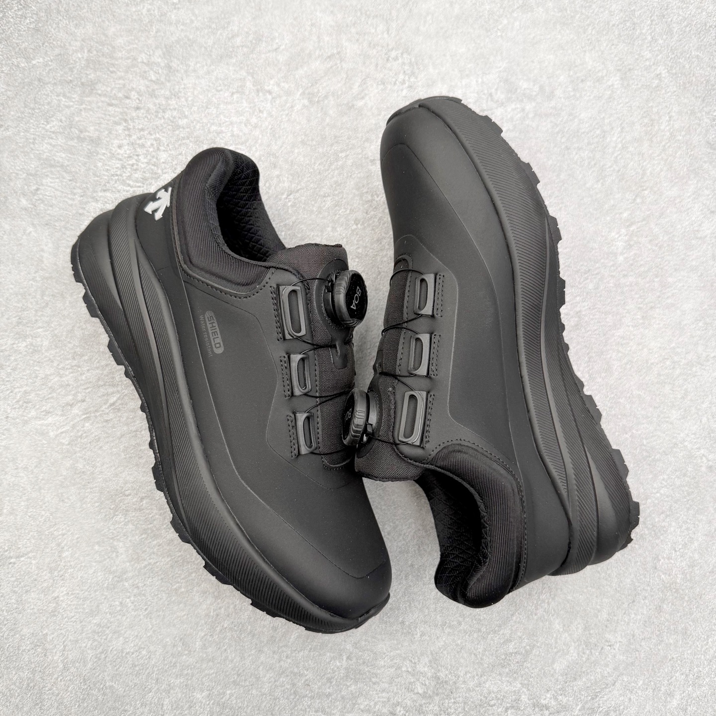 图片[3]-＃HP DESCENTE Enerzite 迪桑特舒适柔软防滑耐磨低帮休闲跑步鞋 DESCENTE（迪桑特）创立于1935年，品牌名取自法语词汇，意为“滑降”。品牌箭头标识代表滑雪的三种技术“高速直线滑行”、“穿越”和“侧滑”，也寓意品牌在打造高端专业运动产品中不断追求完美的创新精神，致力于成为中国高端专业滑雪、综训、女子、铁人三项、高尔夫的第一品牌。尺码：39 40 40.5 41 42 42.5 43 44 44.5 45-选品中心