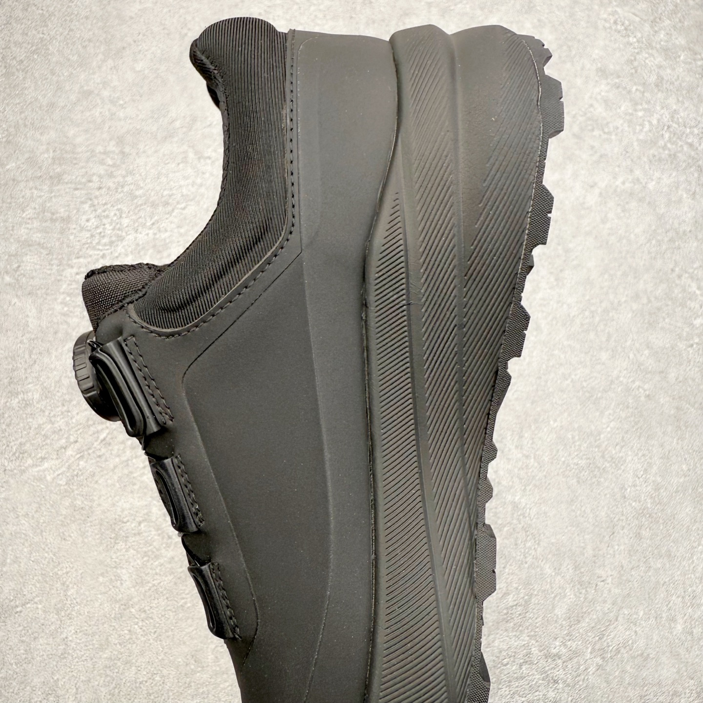 图片[7]-＃HP DESCENTE Enerzite 迪桑特舒适柔软防滑耐磨低帮休闲跑步鞋 DESCENTE（迪桑特）创立于1935年，品牌名取自法语词汇，意为“滑降”。品牌箭头标识代表滑雪的三种技术“高速直线滑行”、“穿越”和“侧滑”，也寓意品牌在打造高端专业运动产品中不断追求完美的创新精神，致力于成为中国高端专业滑雪、综训、女子、铁人三项、高尔夫的第一品牌。尺码：39 40 40.5 41 42 42.5 43 44 44.5 45-选品中心